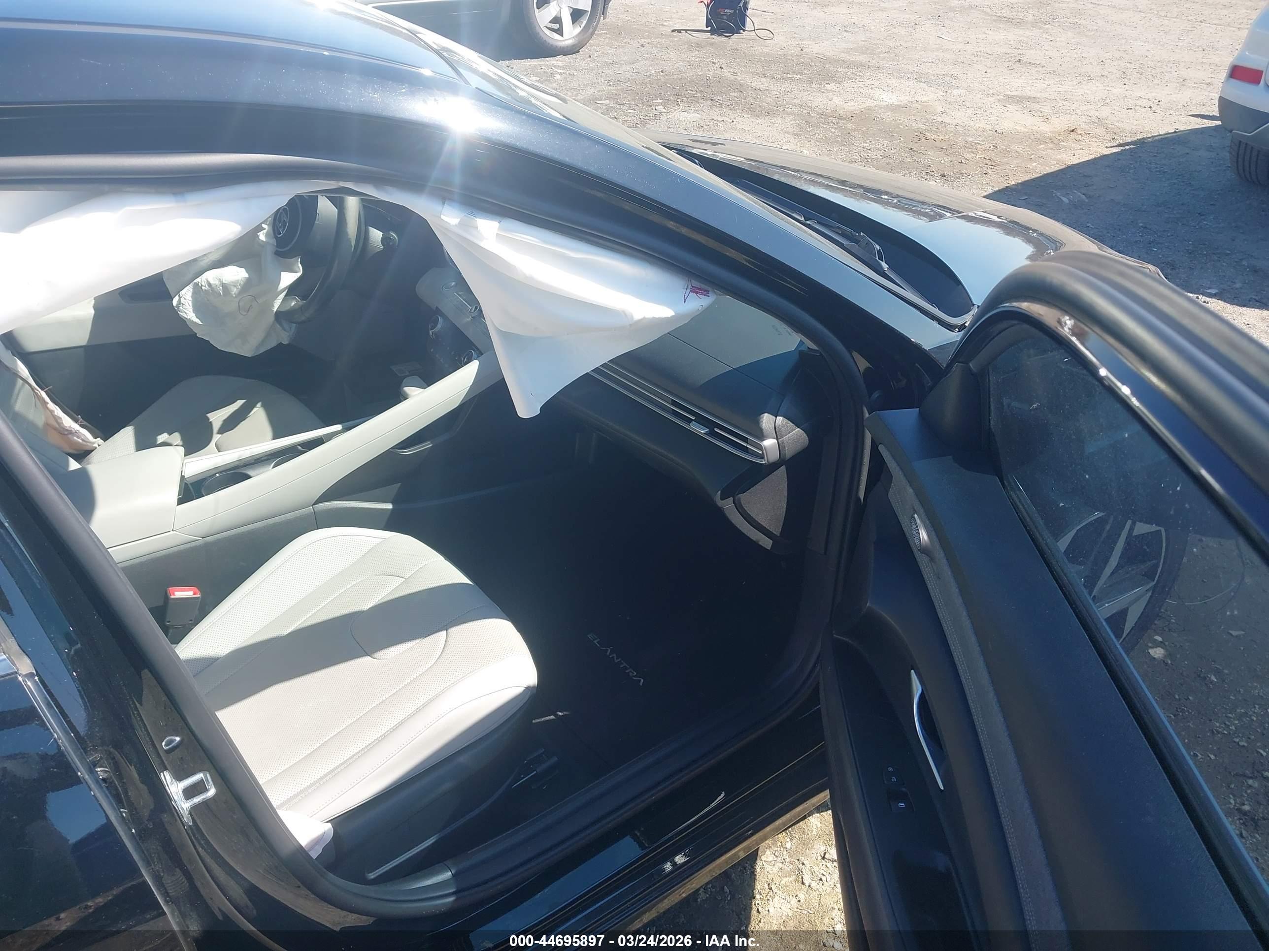 HYUNDAI ELANTRA image 5