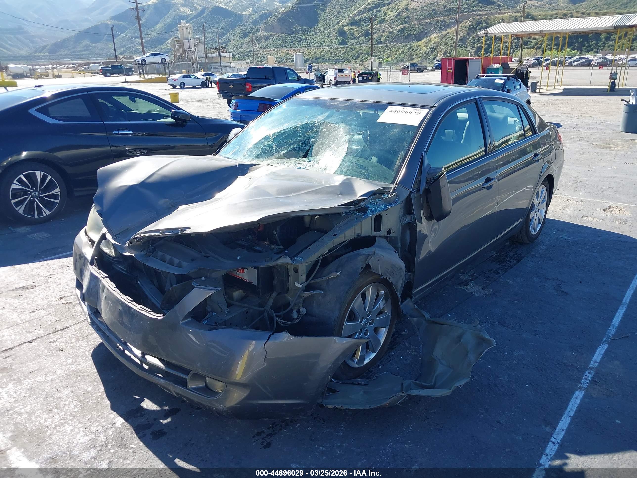 TOYOTA AVALON image 2