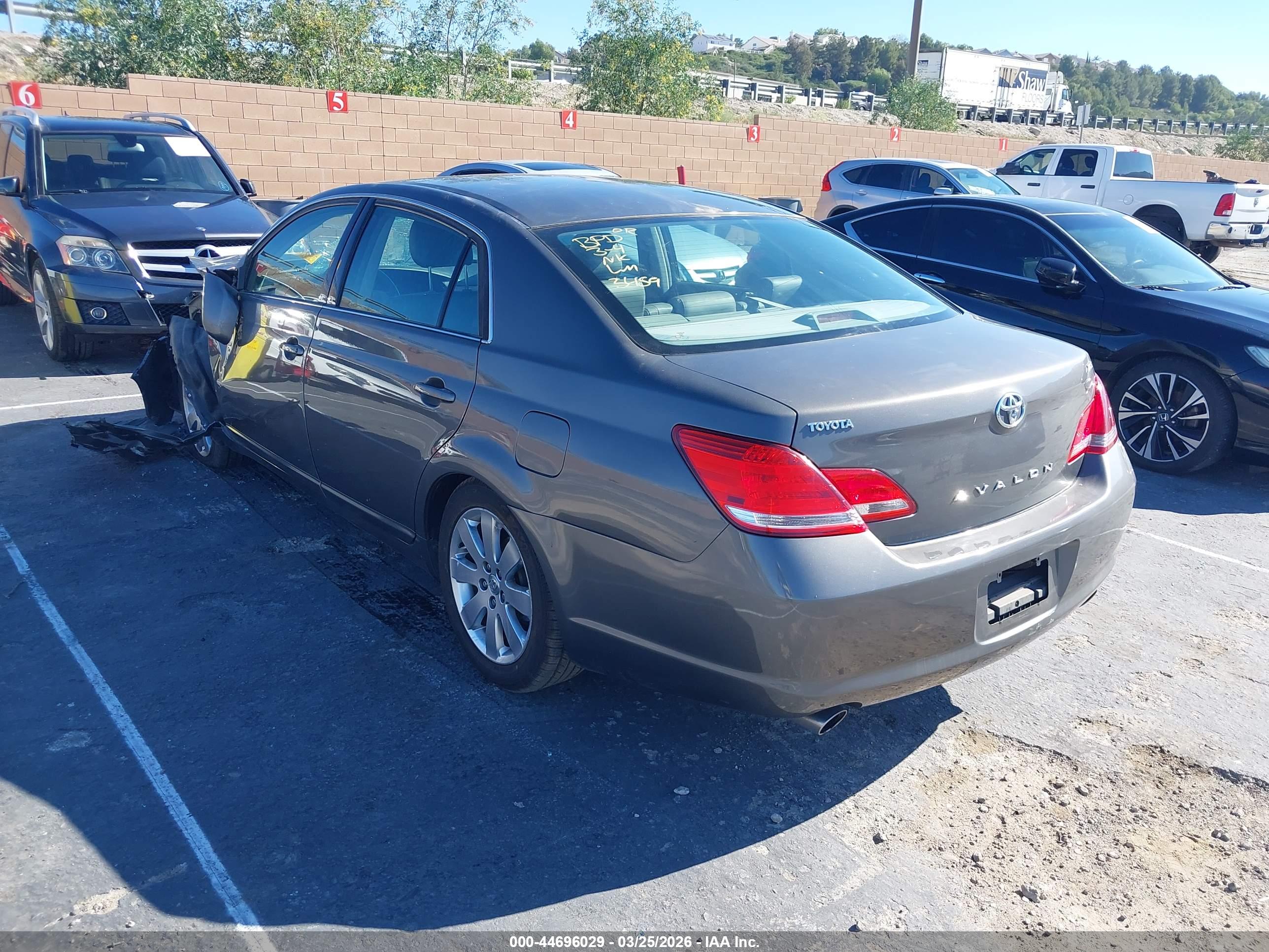 TOYOTA AVALON image 3