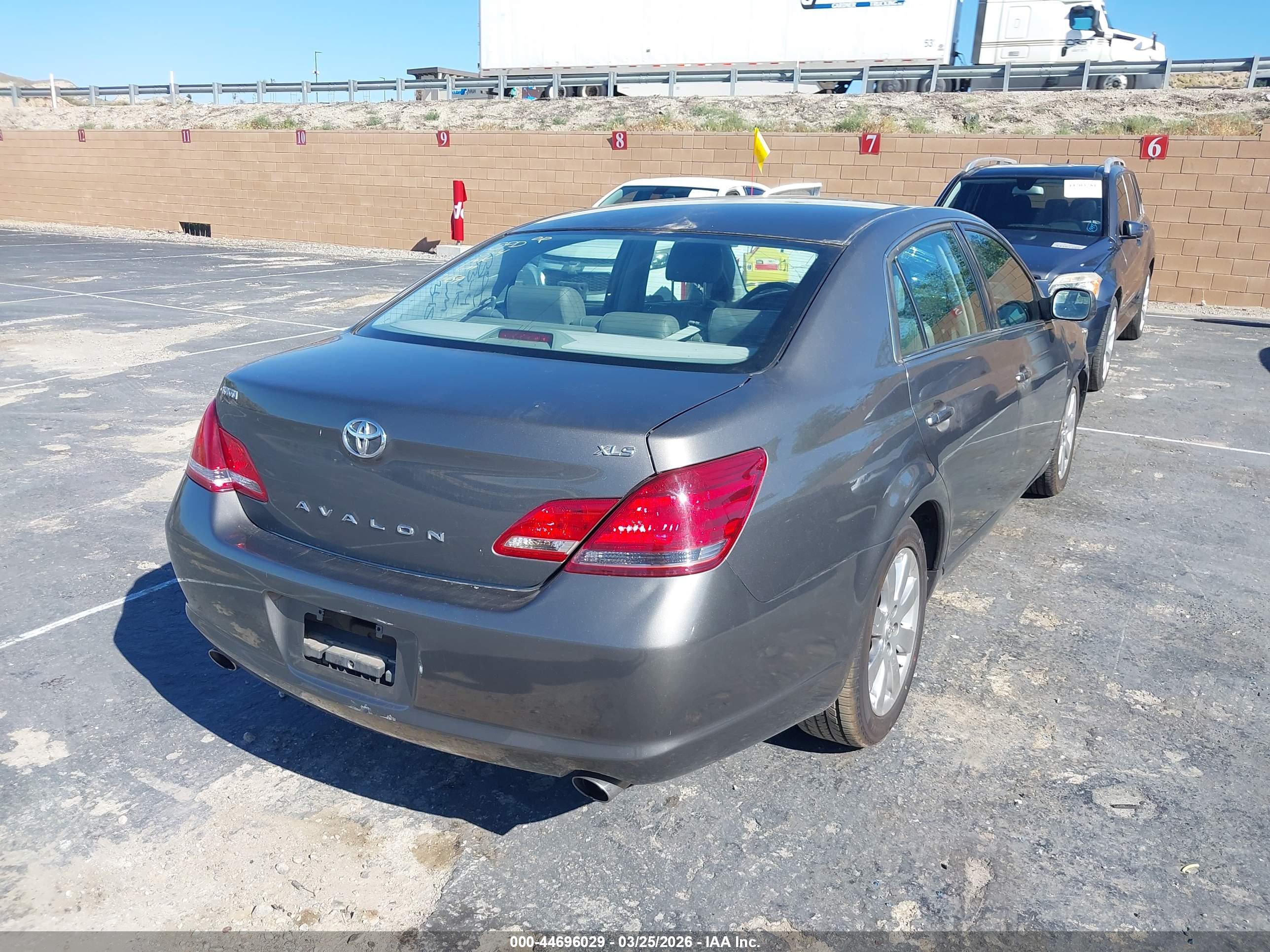 TOYOTA AVALON image 4