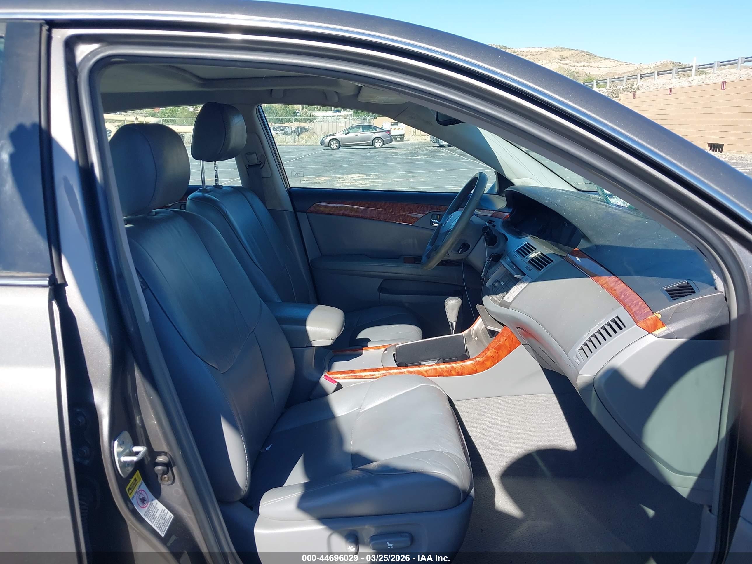 TOYOTA AVALON image 5