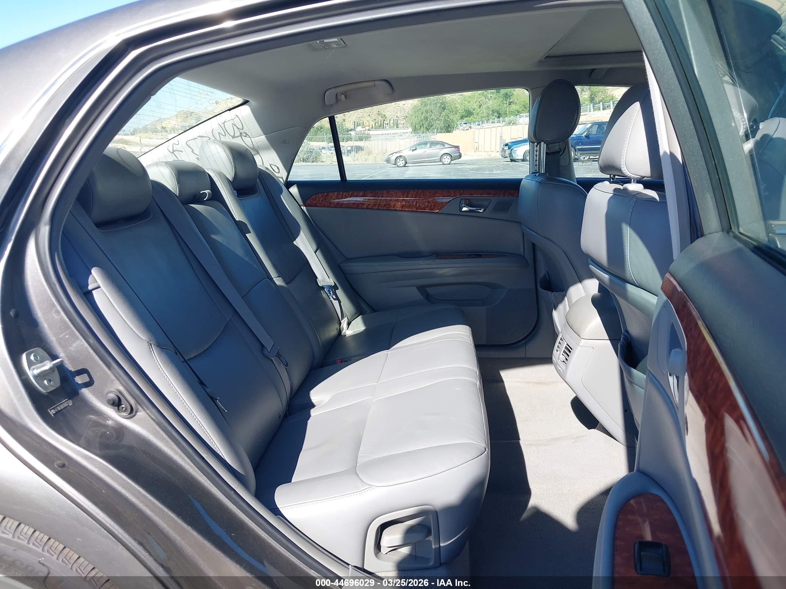 TOYOTA AVALON image 8