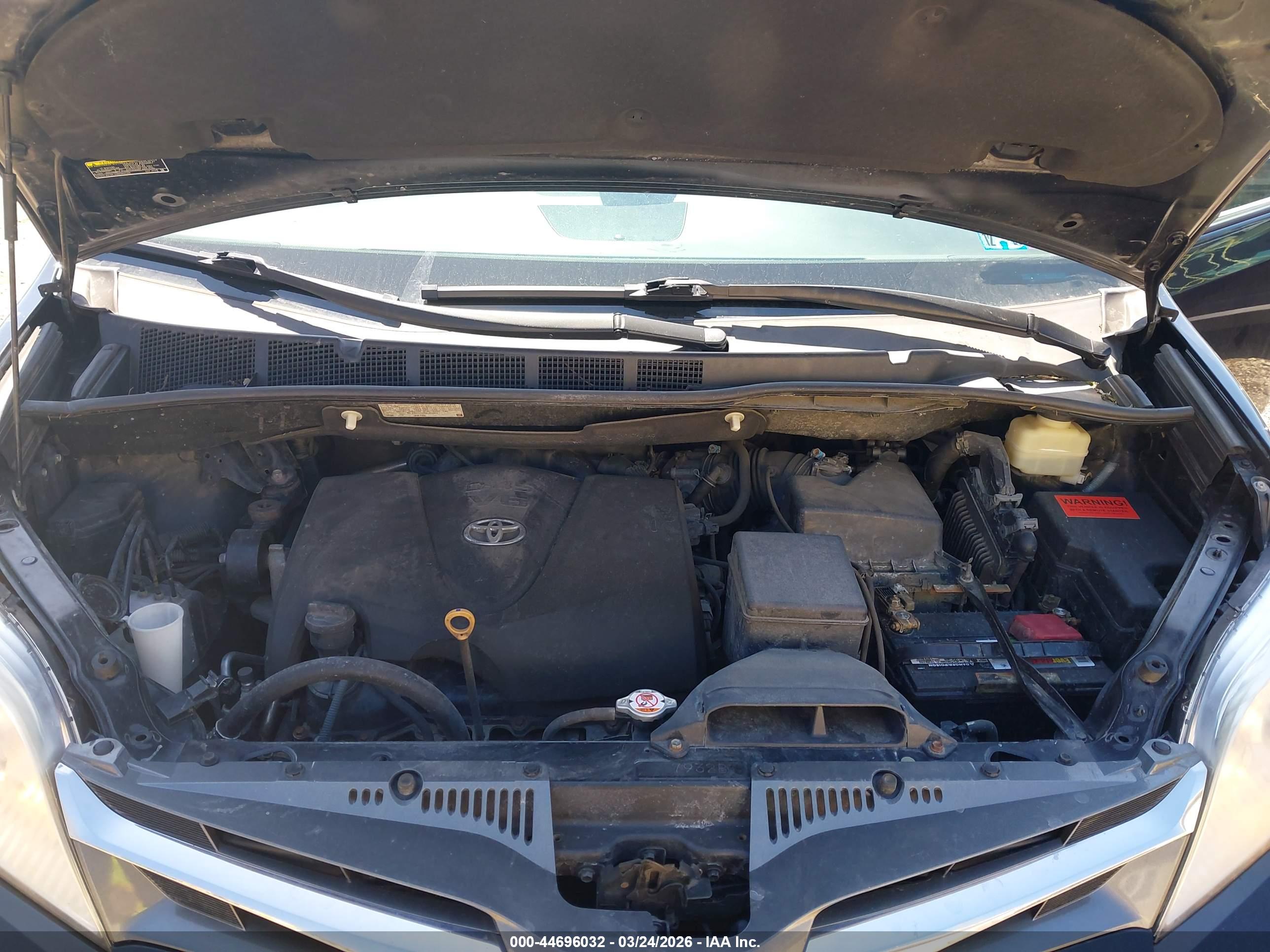 TOYOTA SIENNA image 10