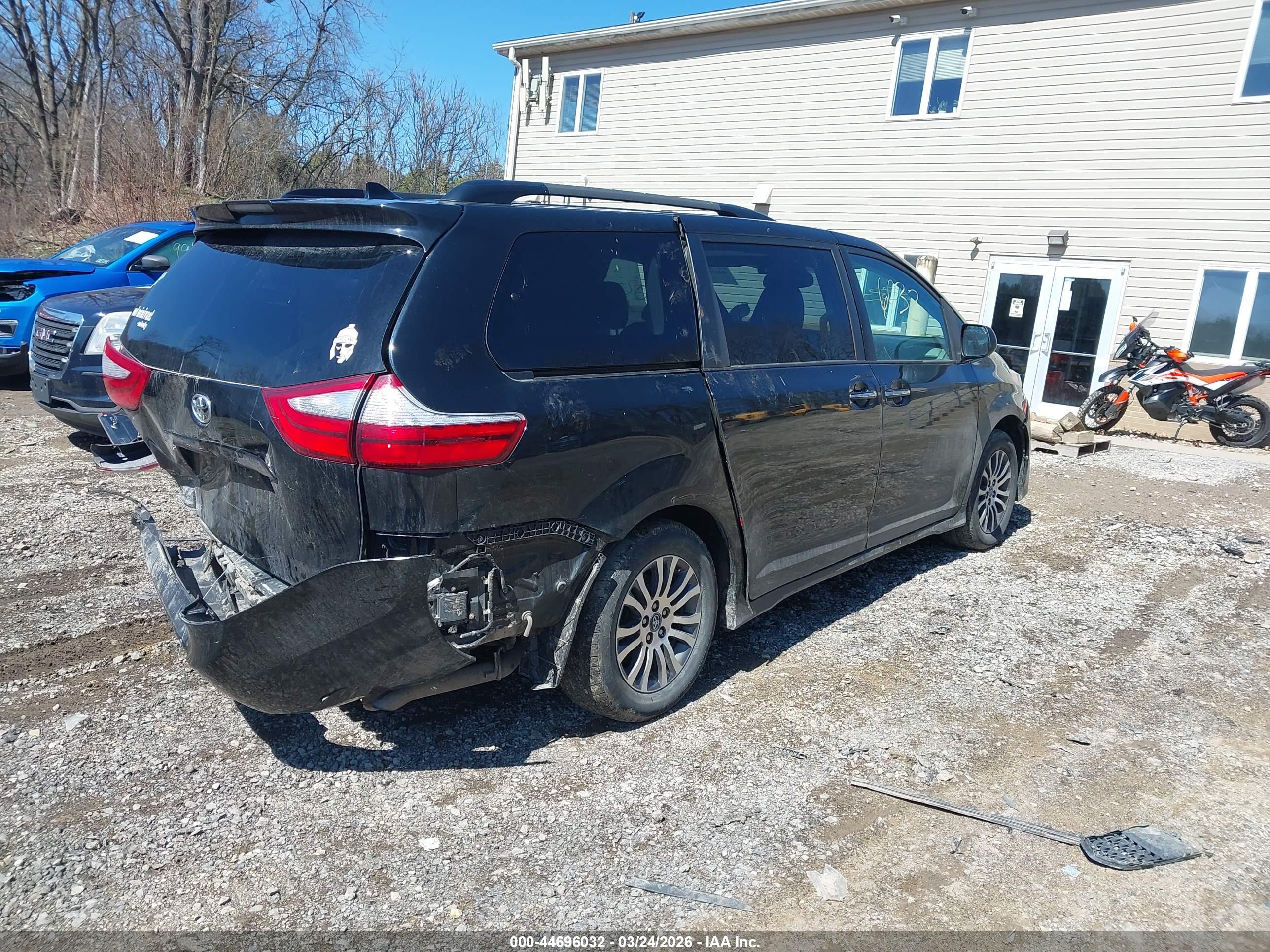 TOYOTA SIENNA image 4
