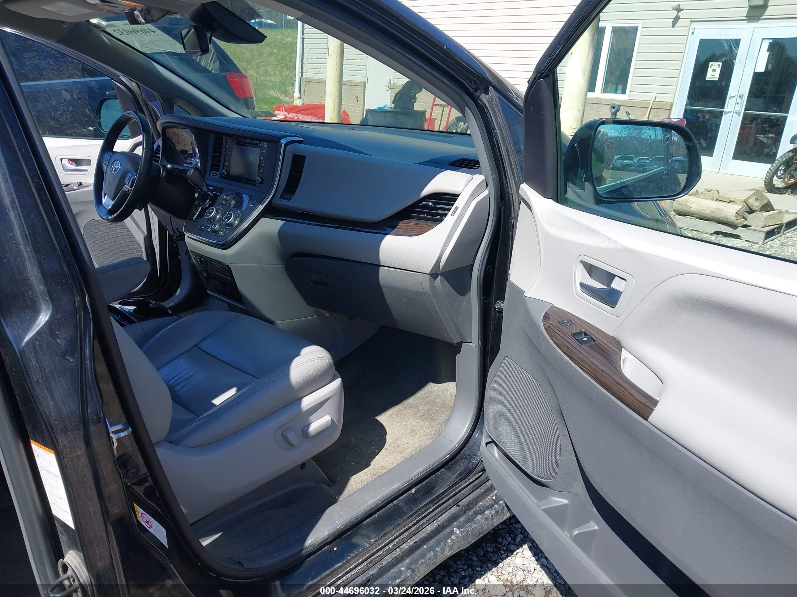 TOYOTA SIENNA image 5