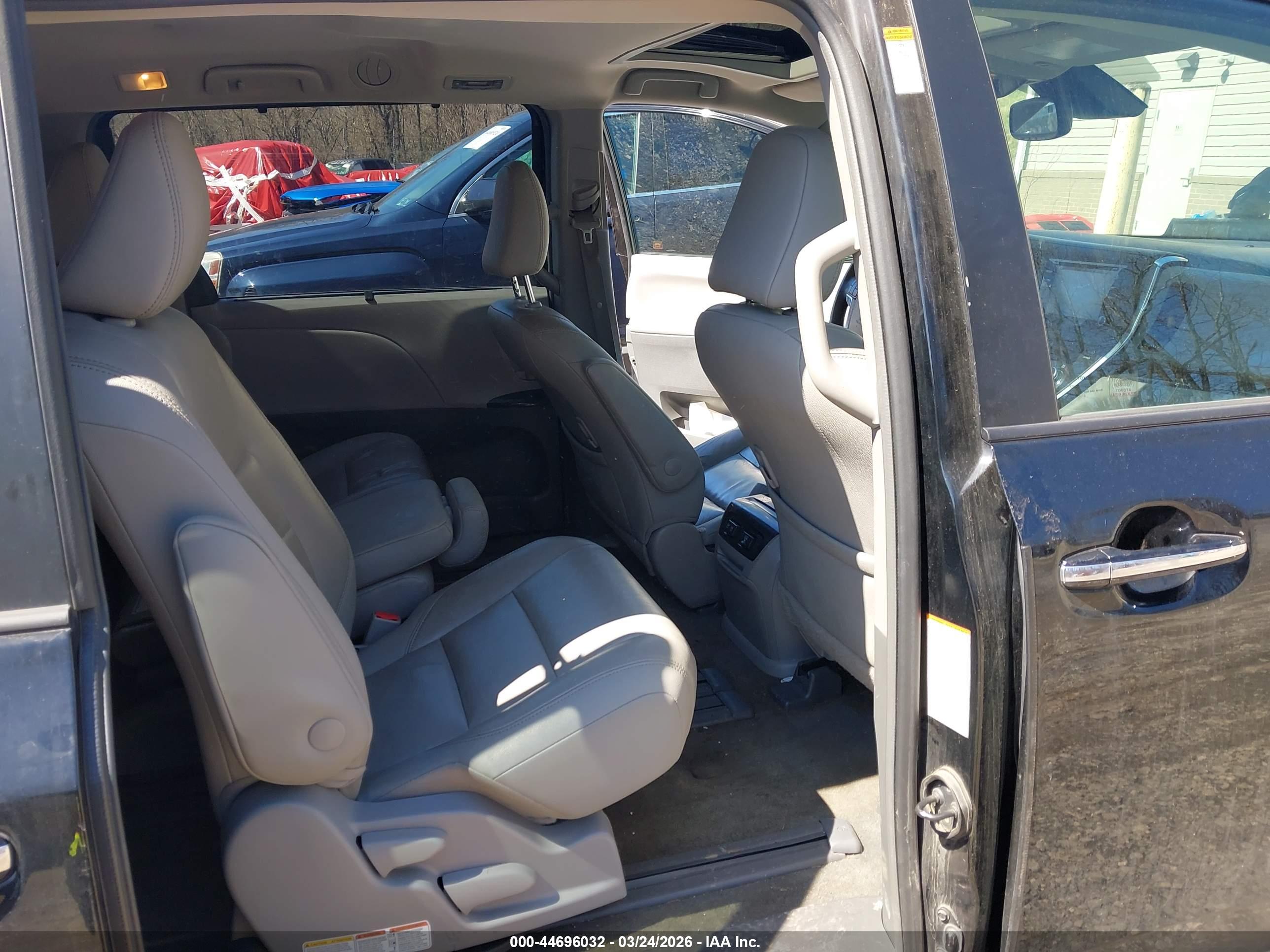 TOYOTA SIENNA image 8
