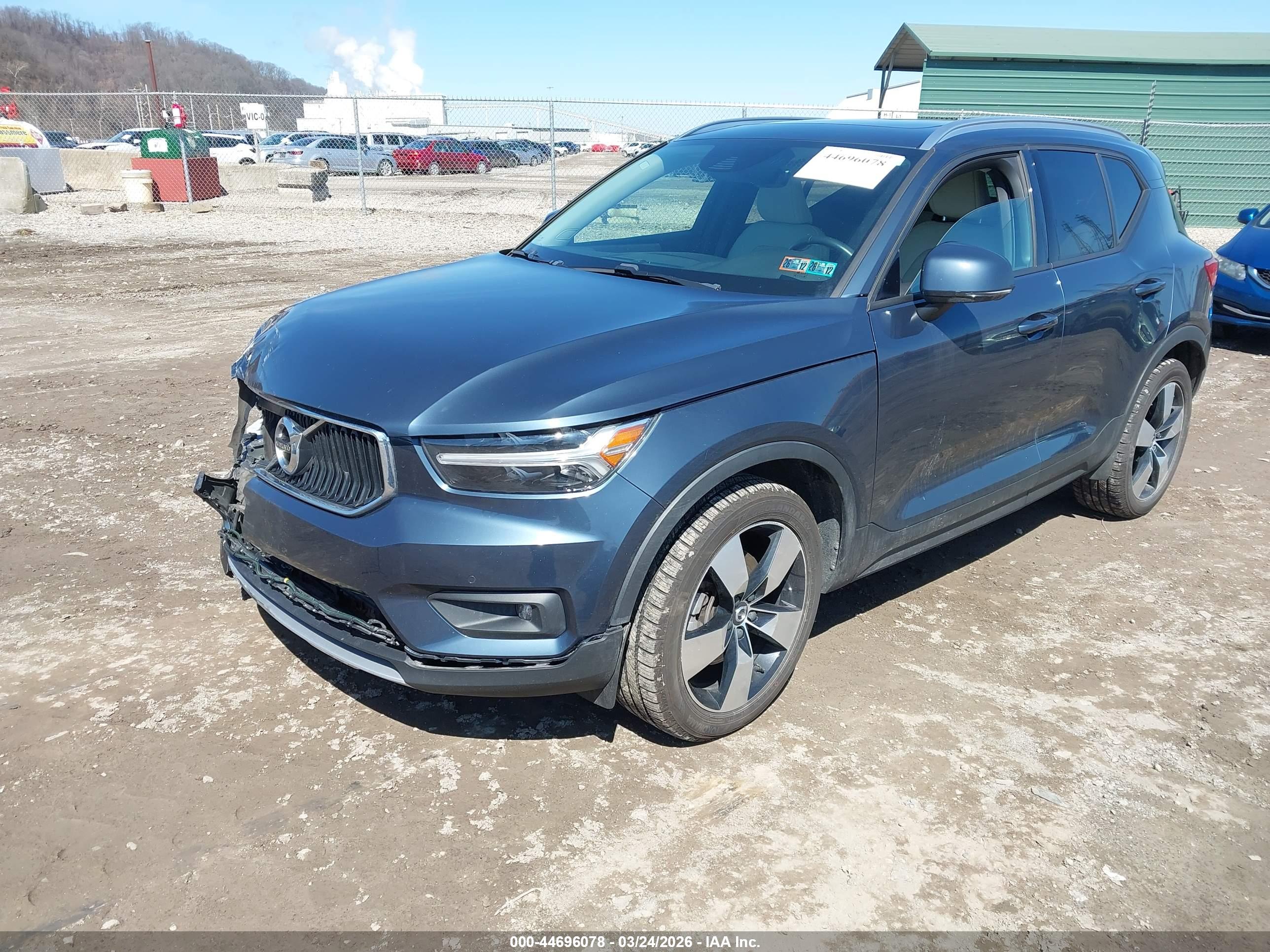 VOLVO XC40 image 2