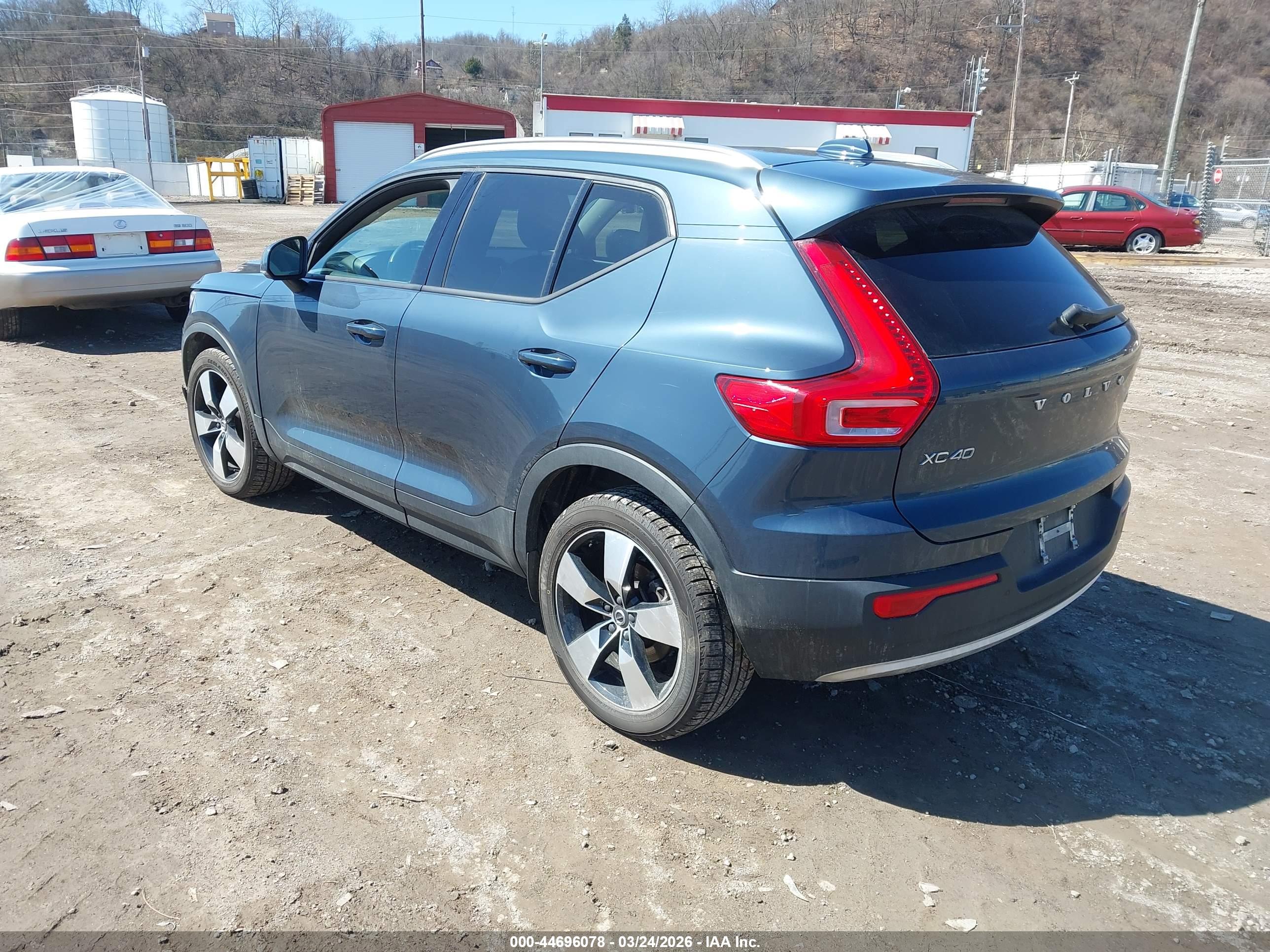 VOLVO XC40 image 3