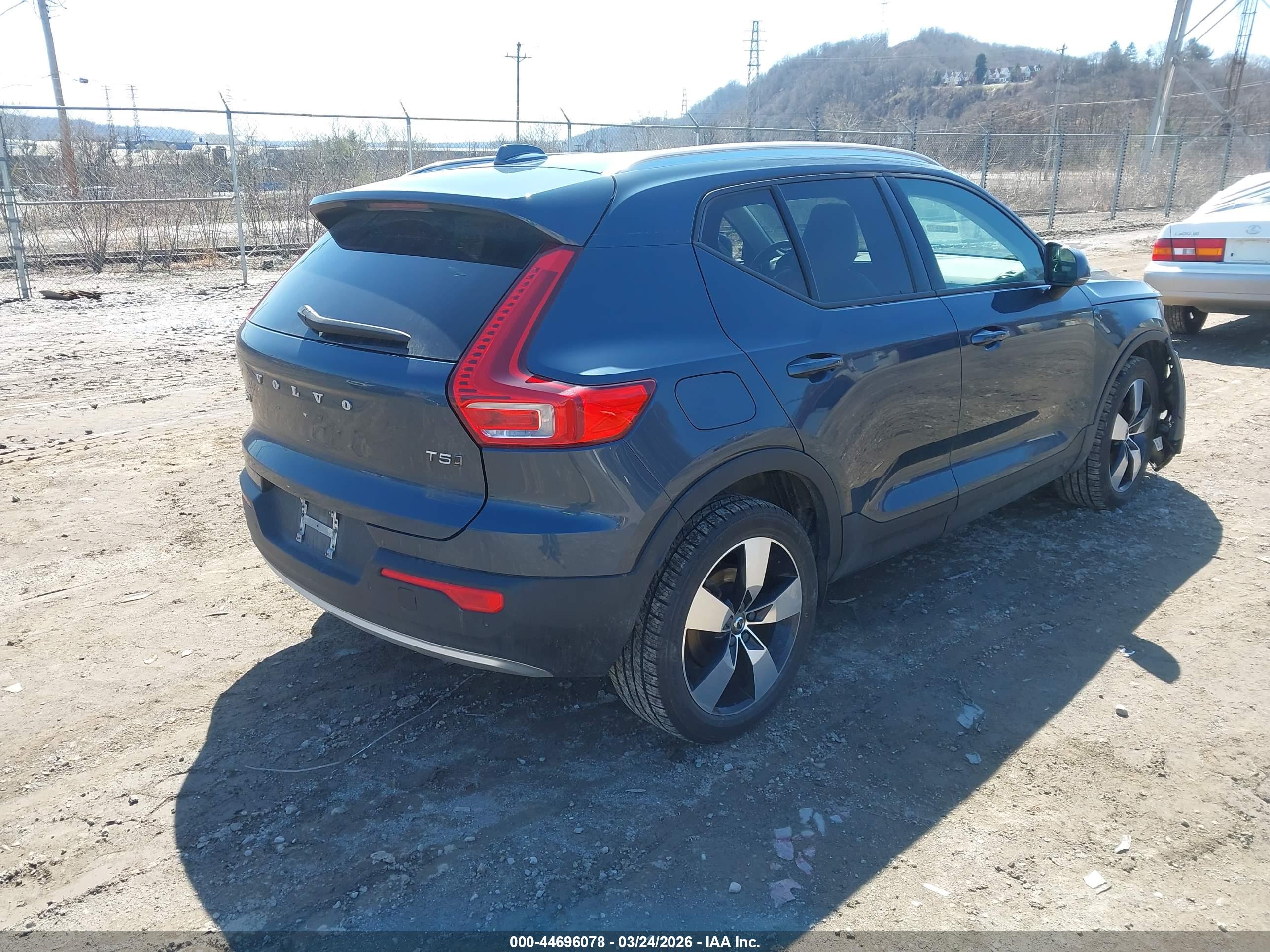 VOLVO XC40 image 4