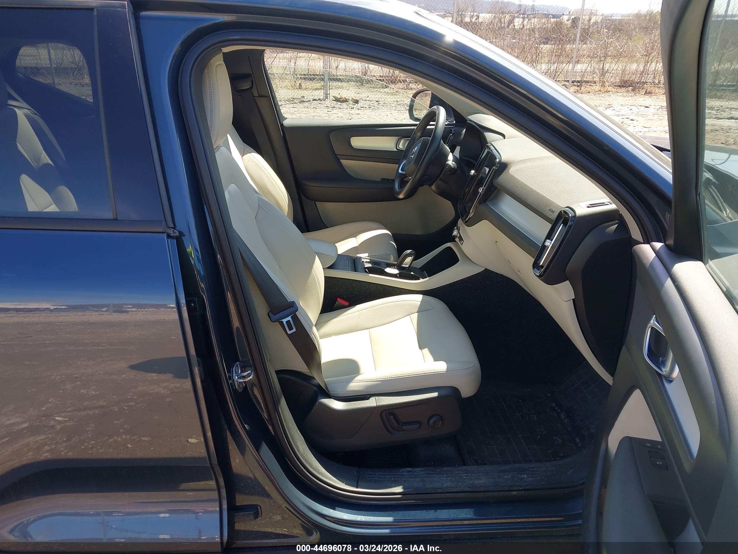 VOLVO XC40 image 5