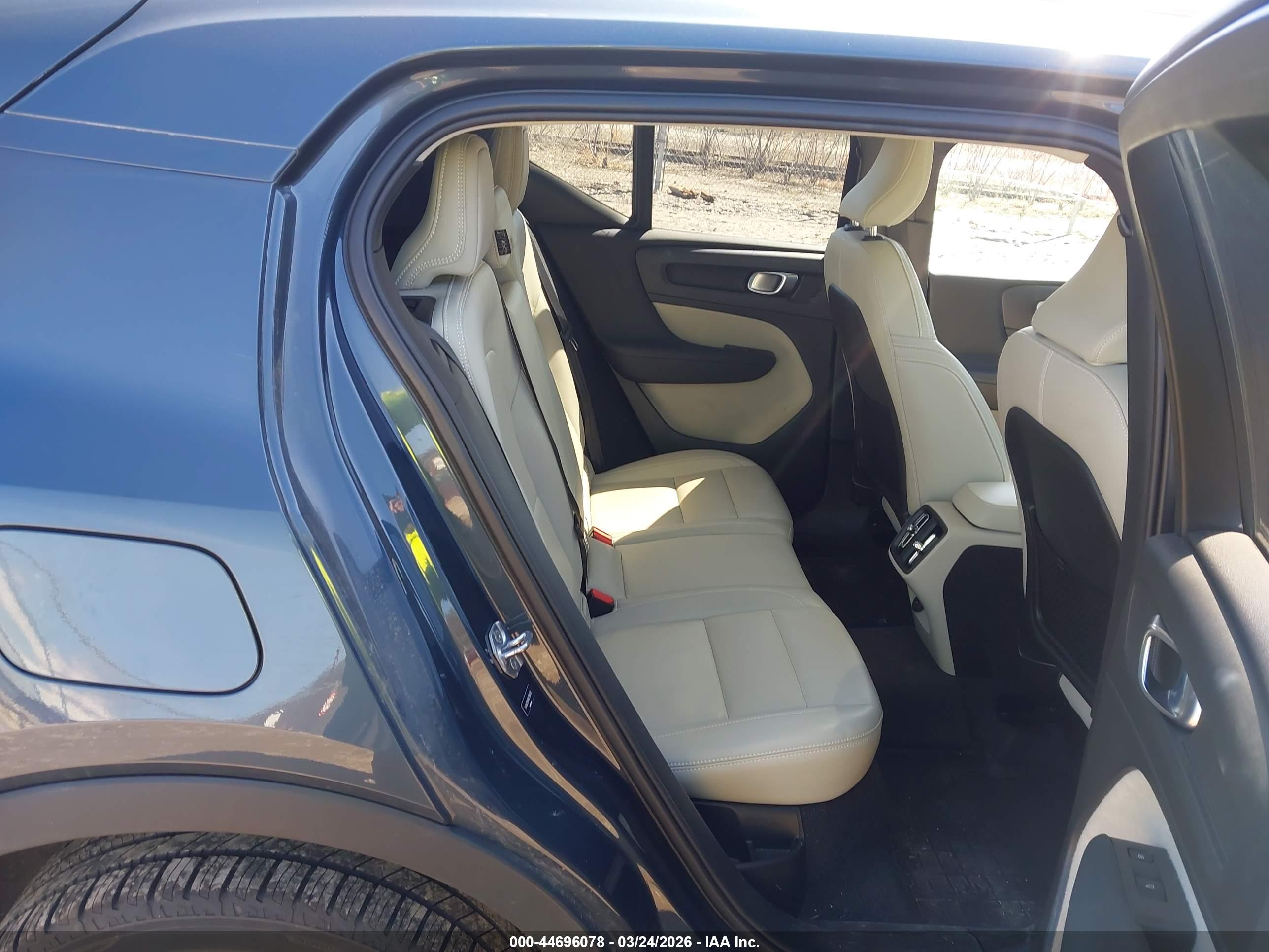 VOLVO XC40 image 8