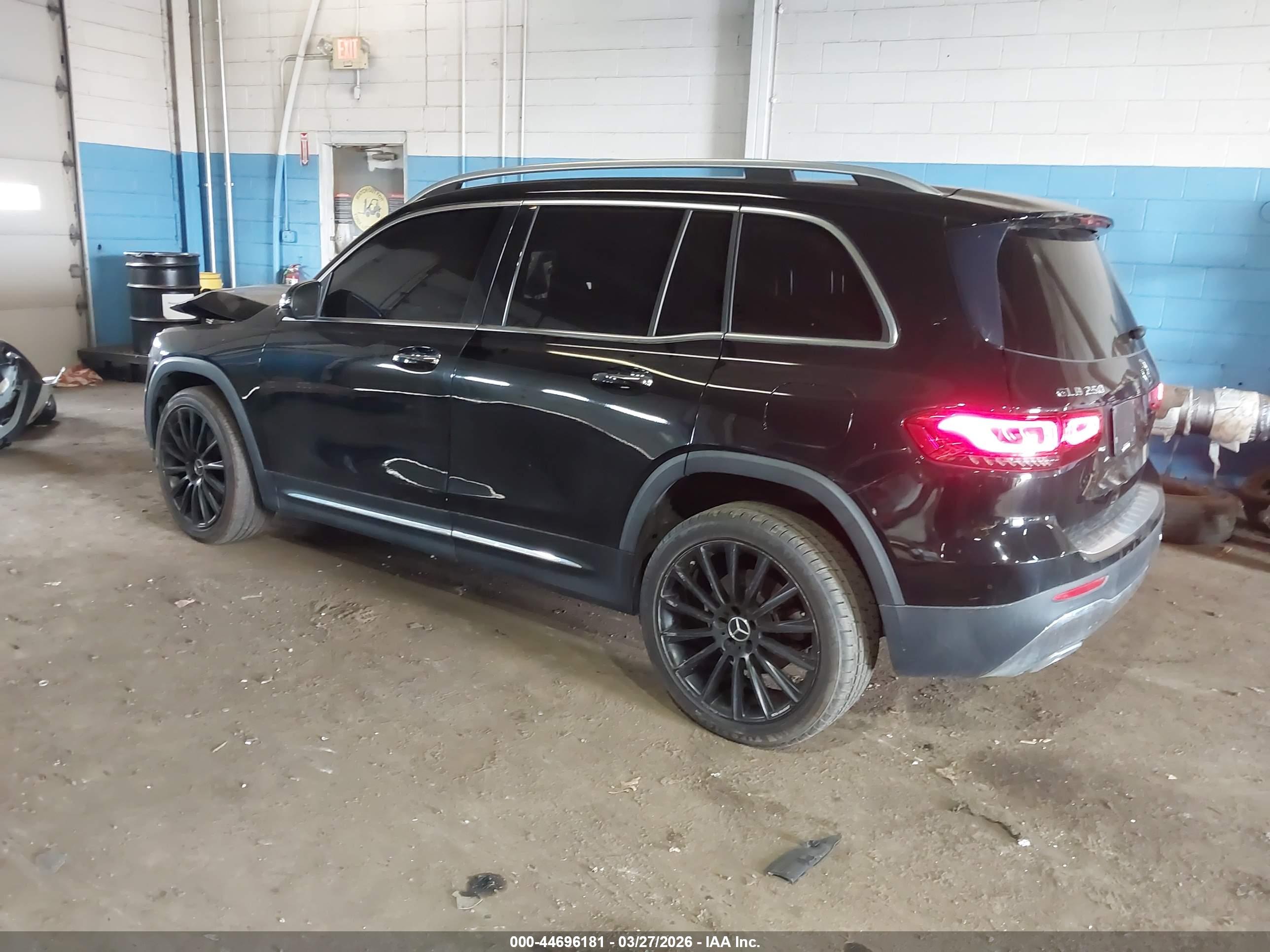 MERCEDES-BENZ GLB image 3