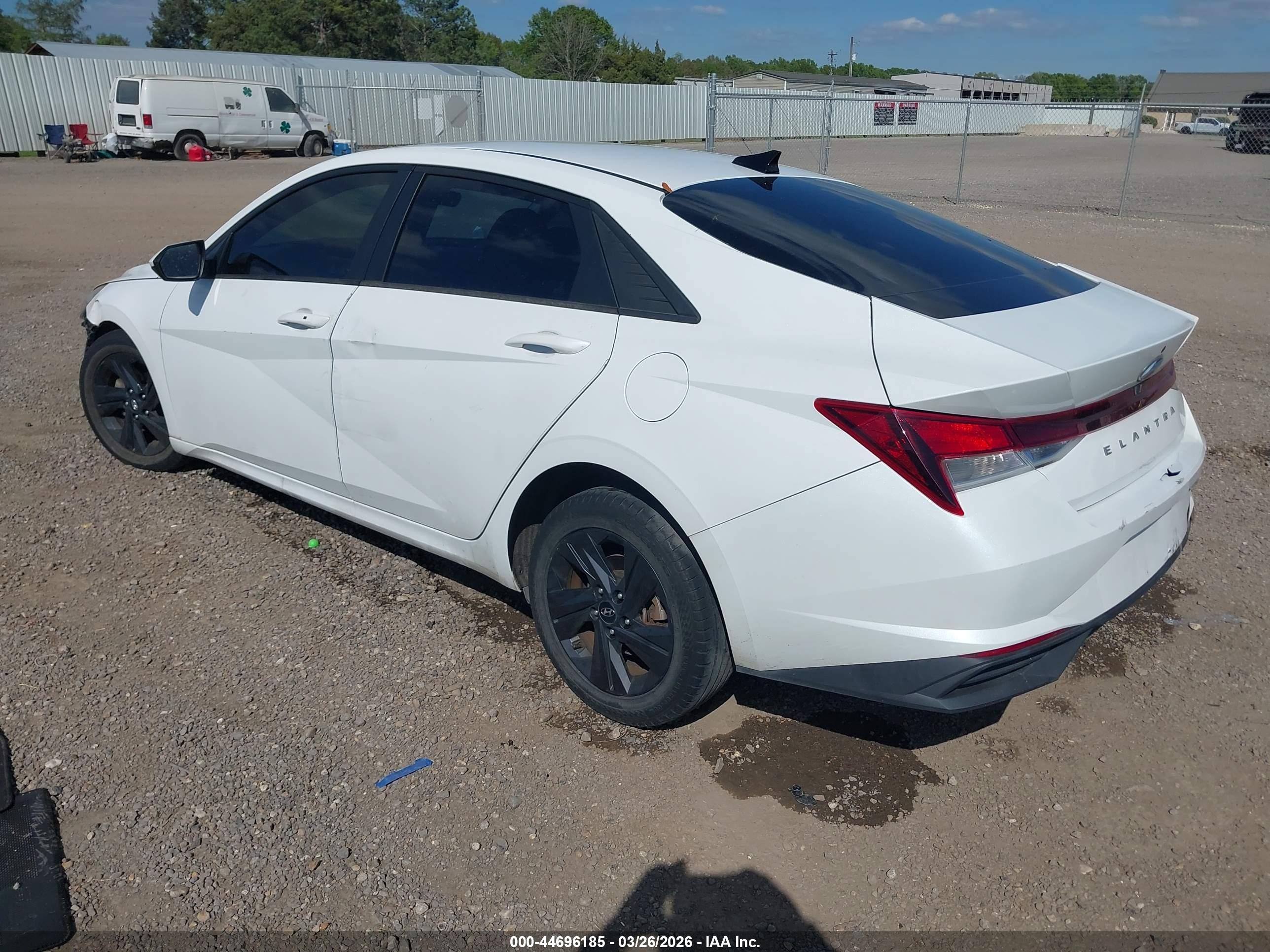 HYUNDAI ELANTRA image 3