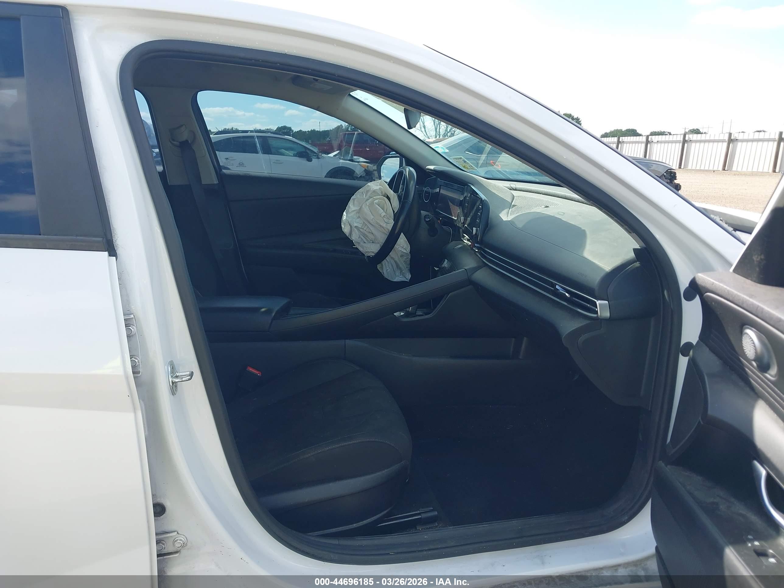 HYUNDAI ELANTRA image 5