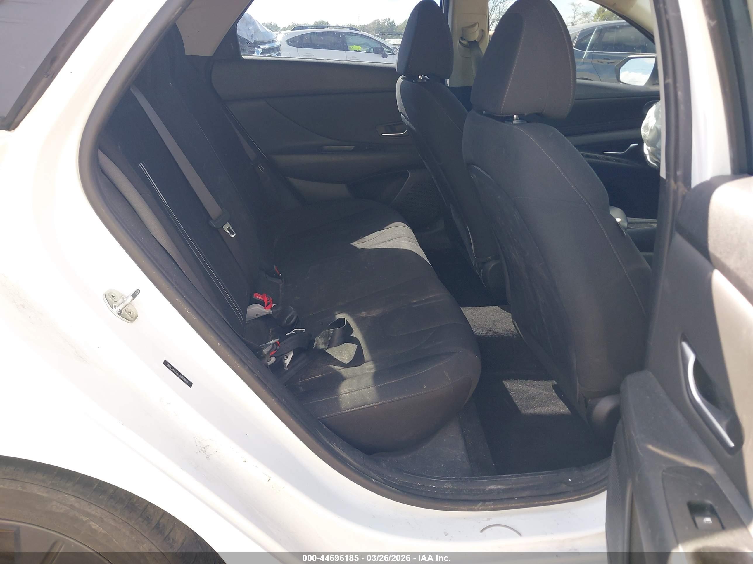 HYUNDAI ELANTRA image 8