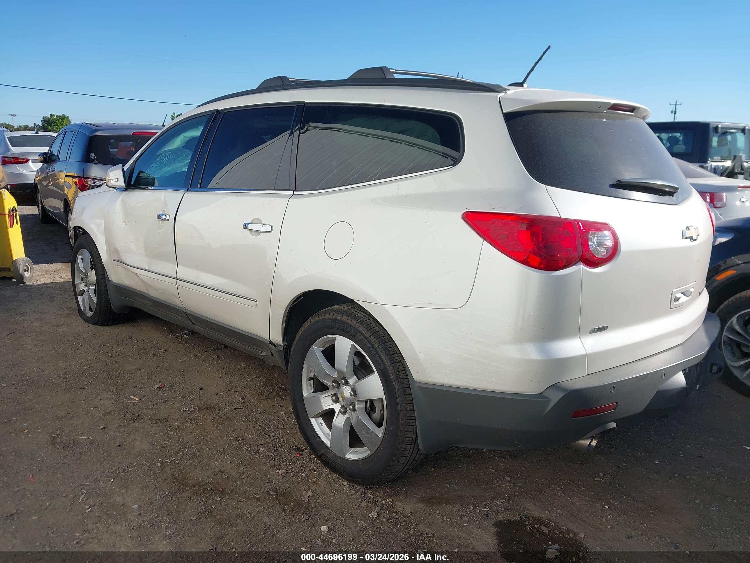 CHEVROLET TRAVERSE image 3