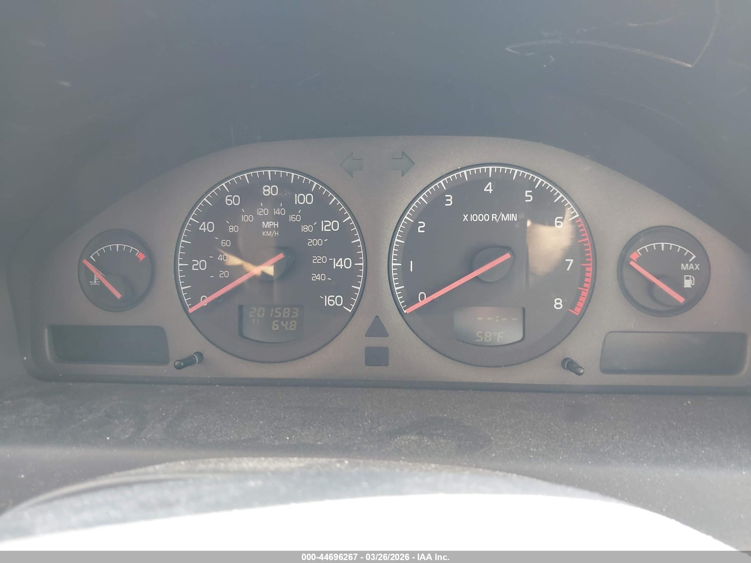 VOLVO V70 image 7