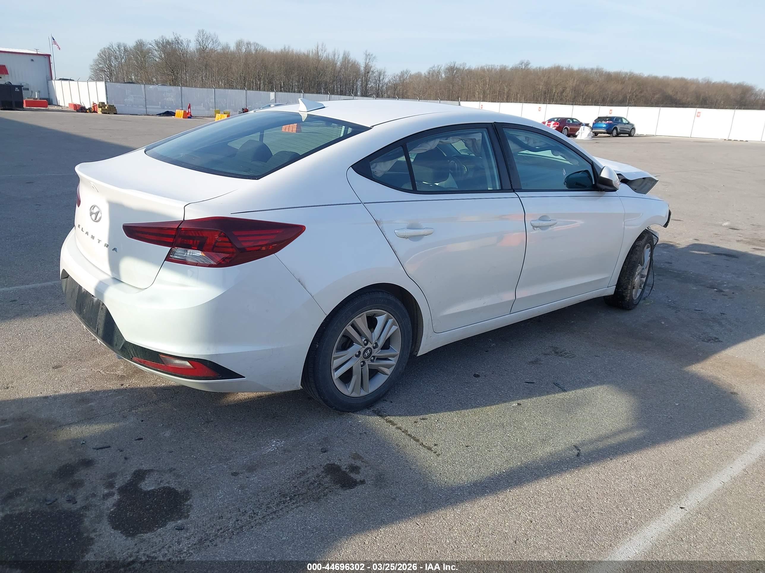 HYUNDAI ELANTRA image 4