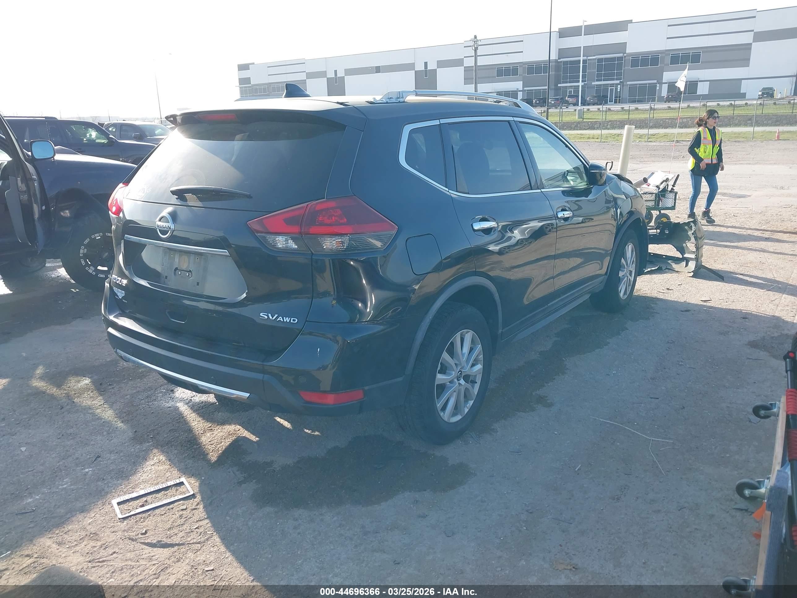 NISSAN ROGUE image 4