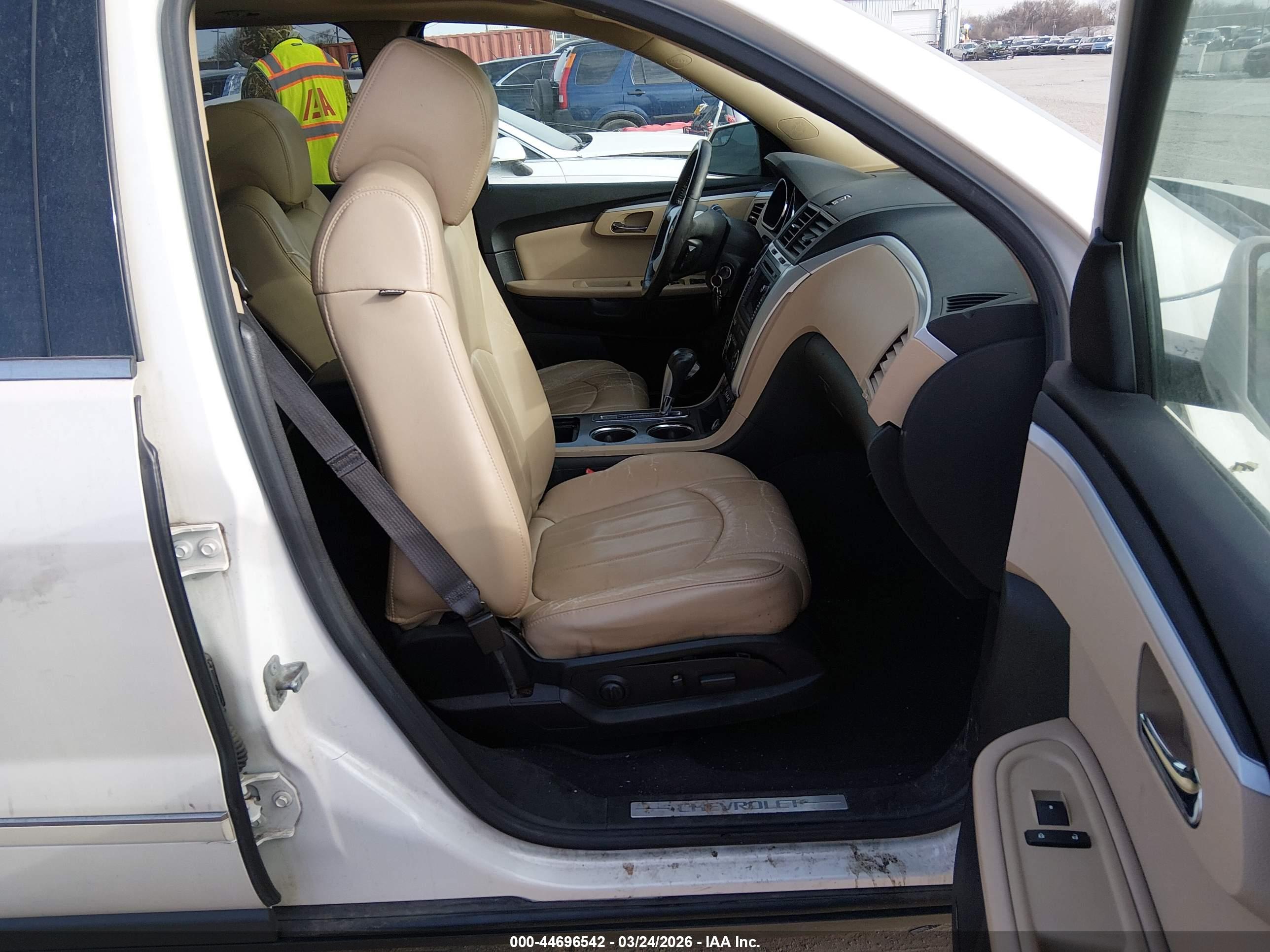 CHEVROLET TRAVERSE image 5