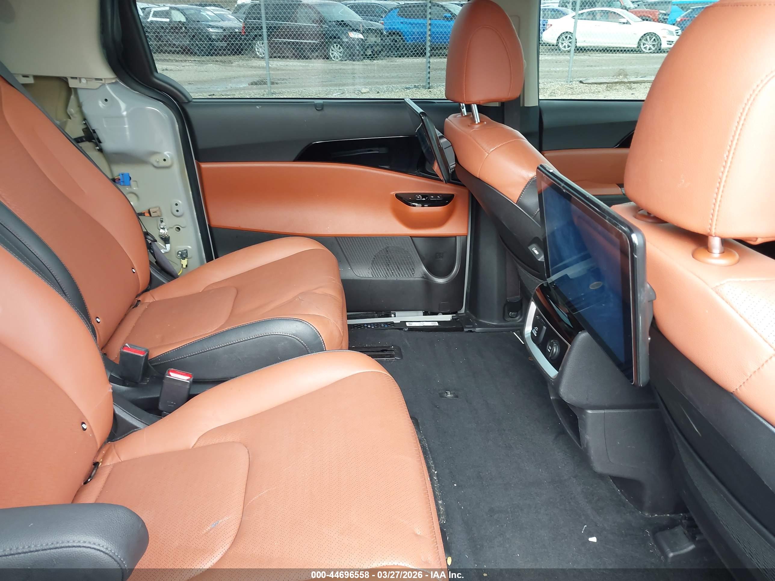 KIA CARNIVAL image 8