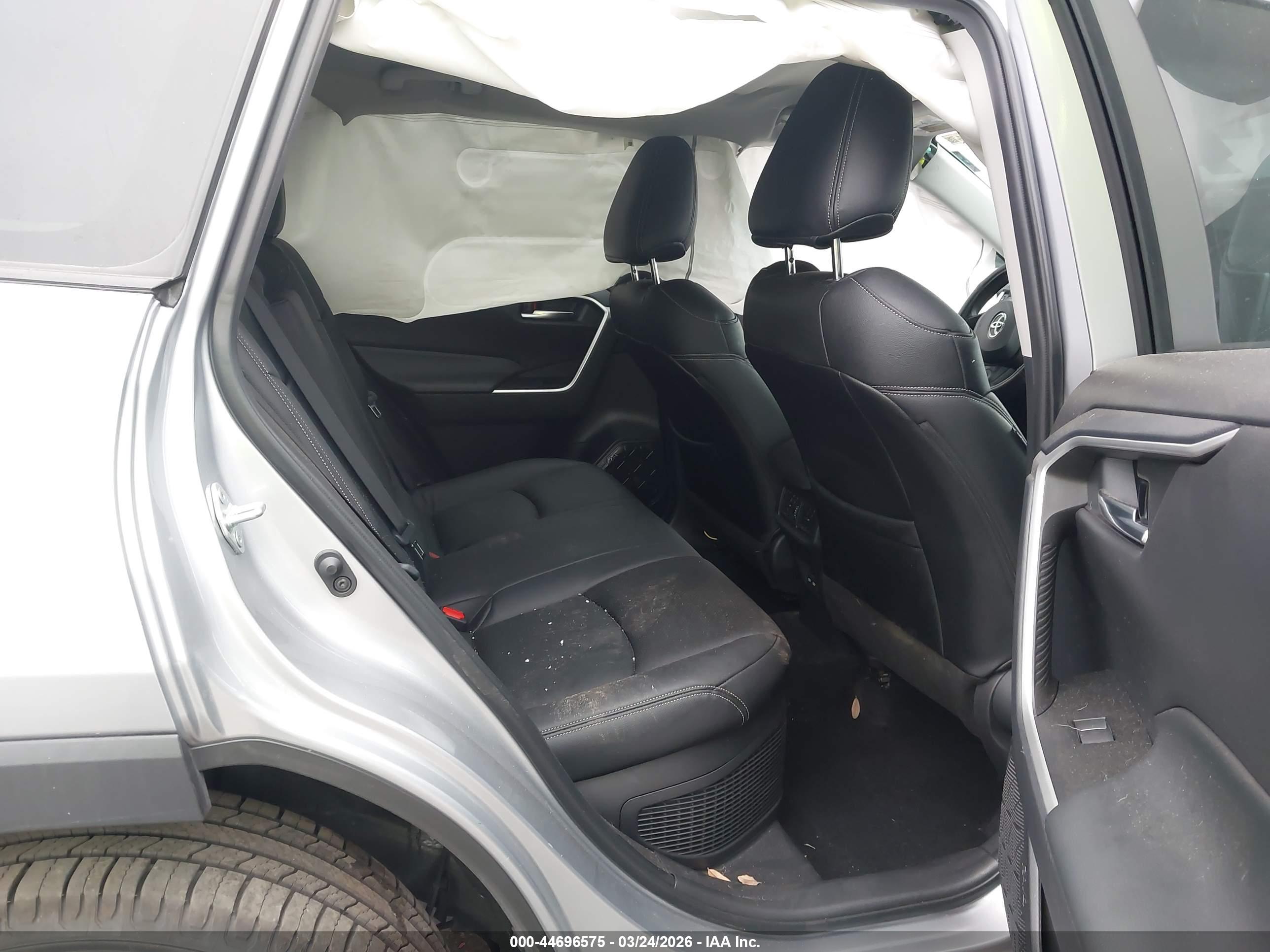 TOYOTA RAV4 image 8