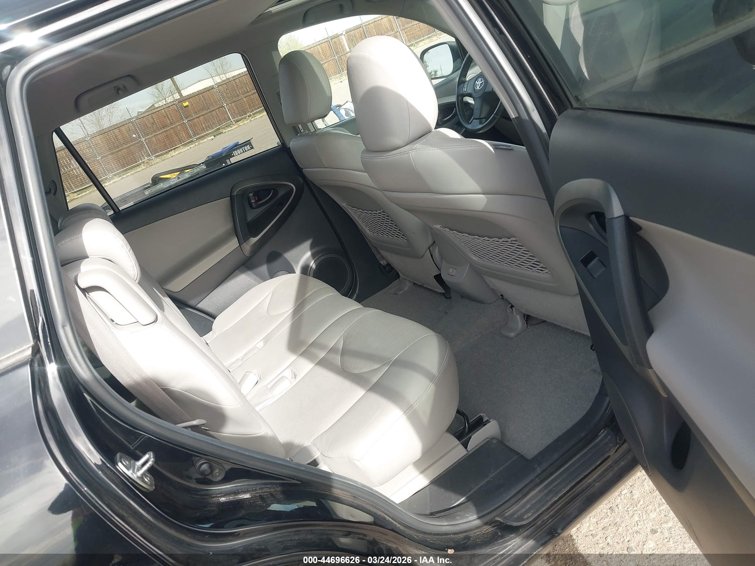 TOYOTA RAV4 image 8
