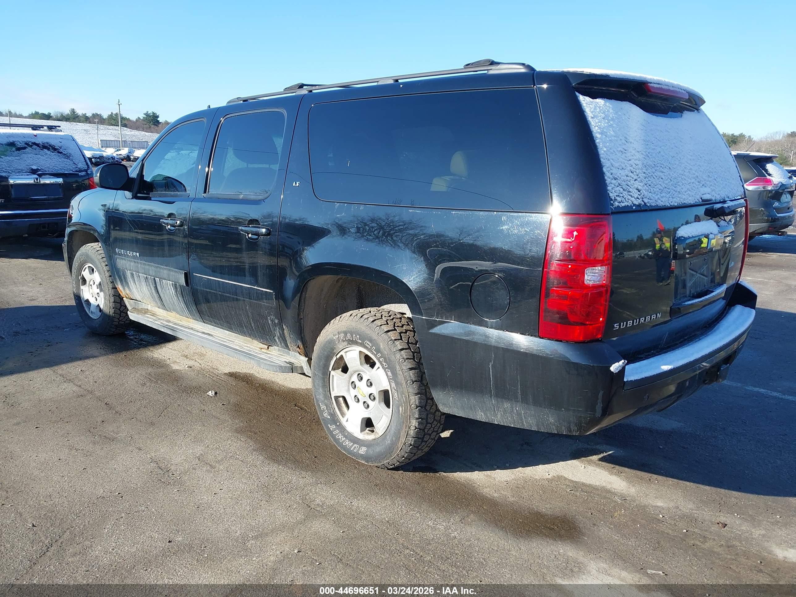 CHEVROLET SUBURBAN image 3