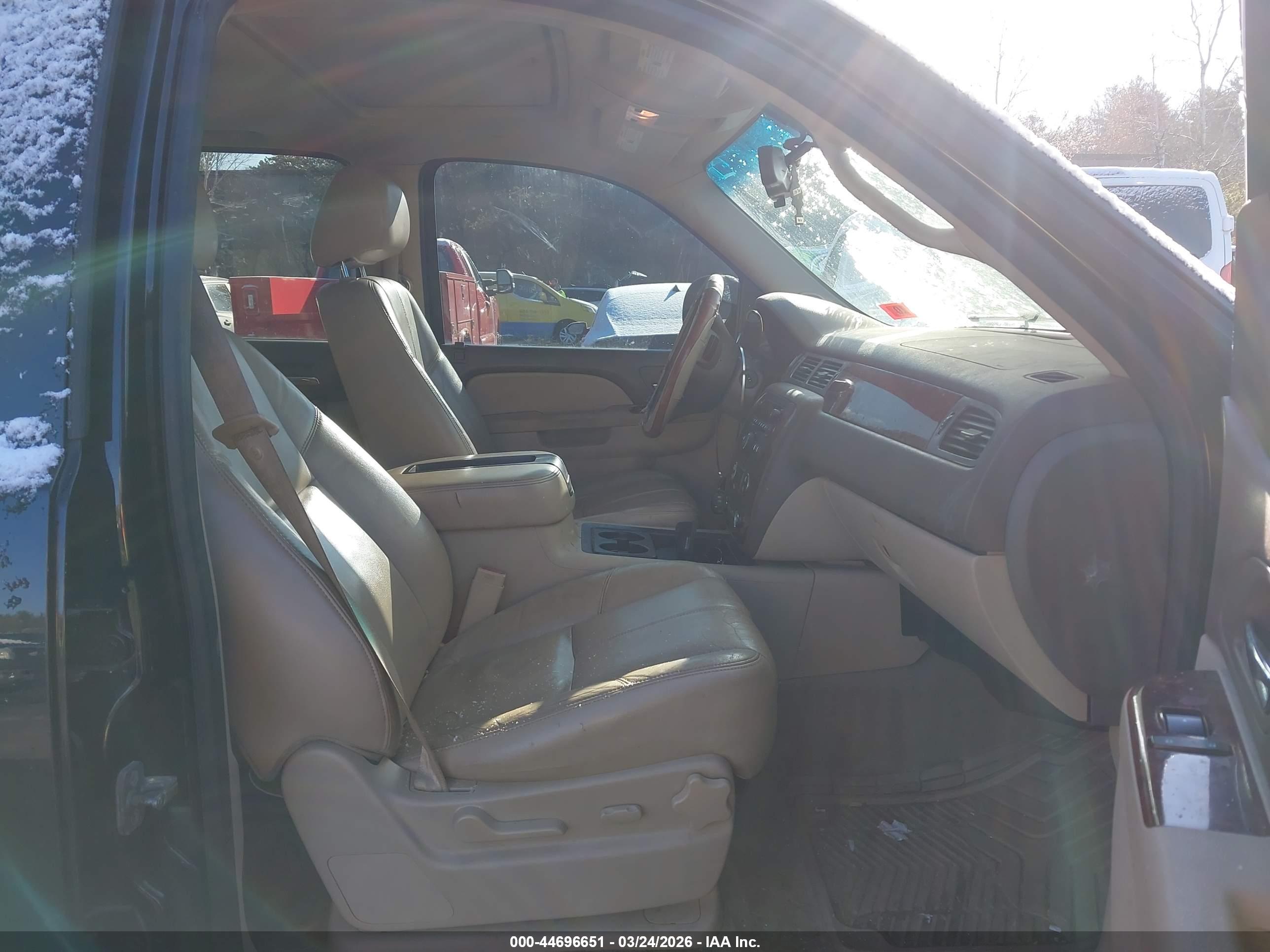 CHEVROLET SUBURBAN image 5