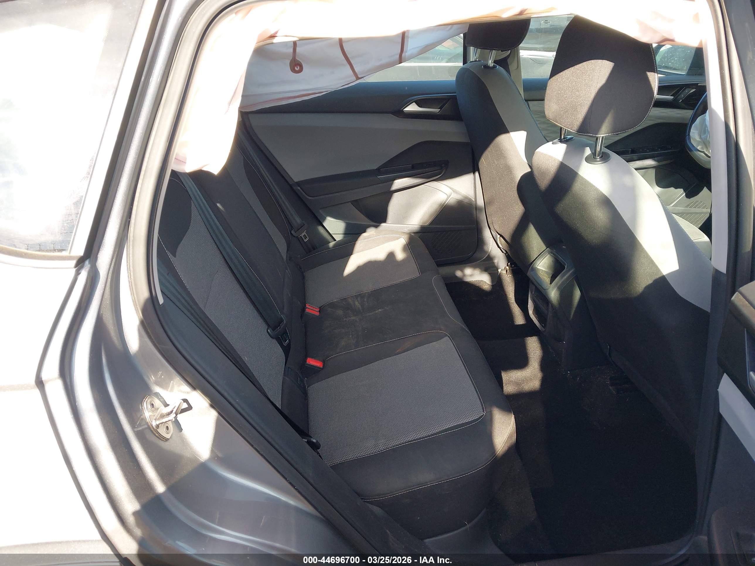 VOLKSWAGEN TAOS image 8