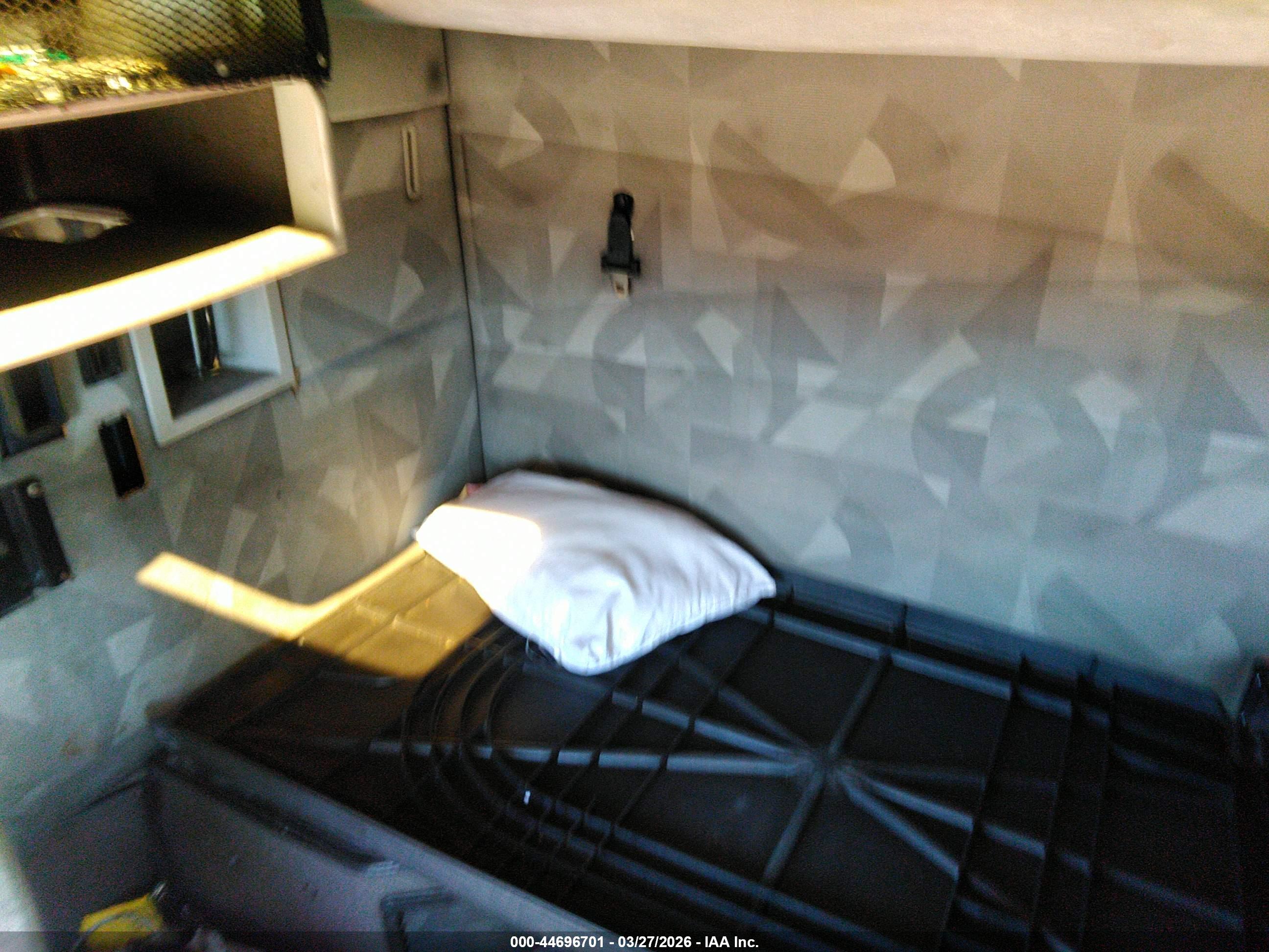 VOLVO VN image 7