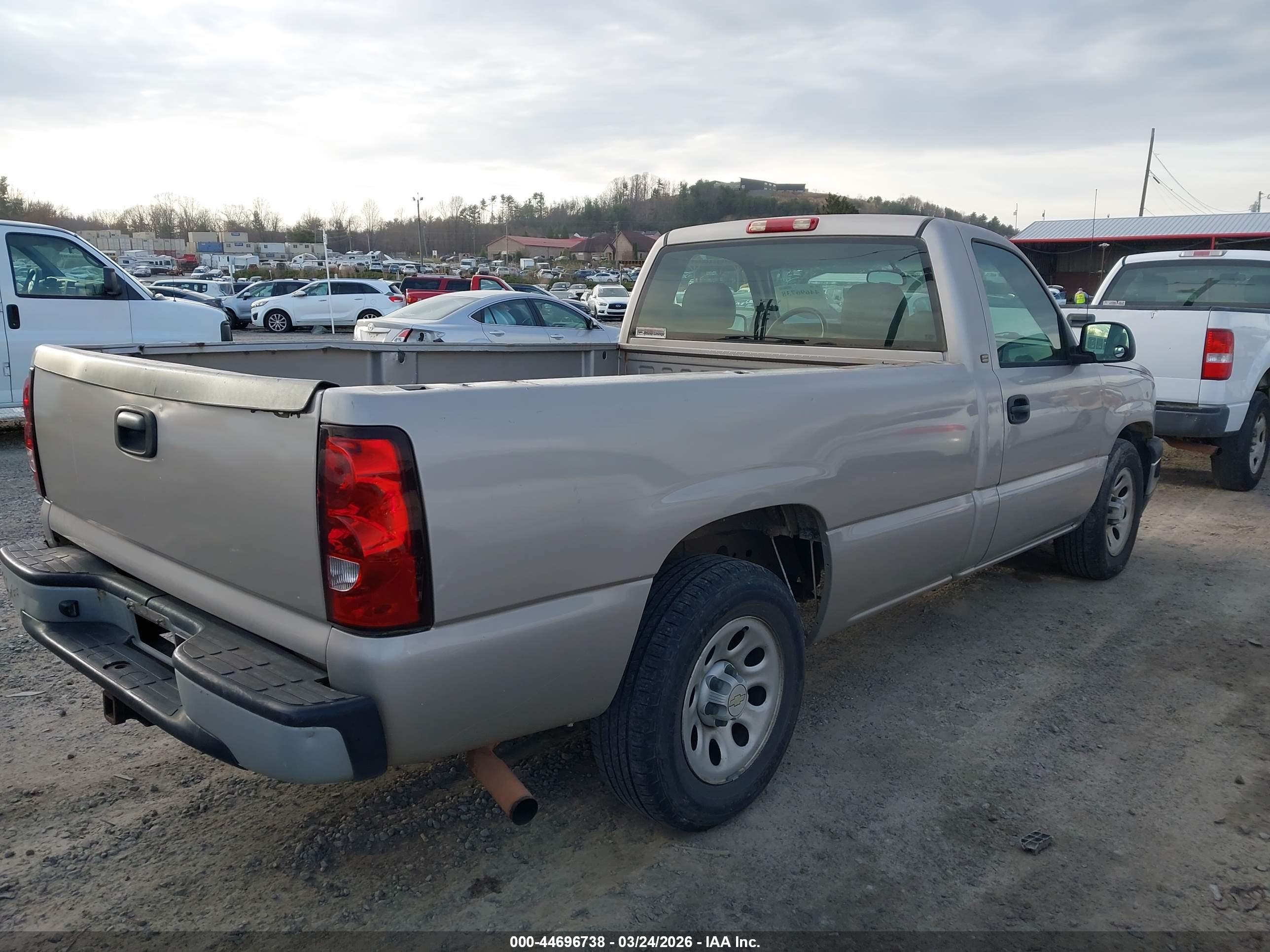 CHEVROLET SILVERADO image 4