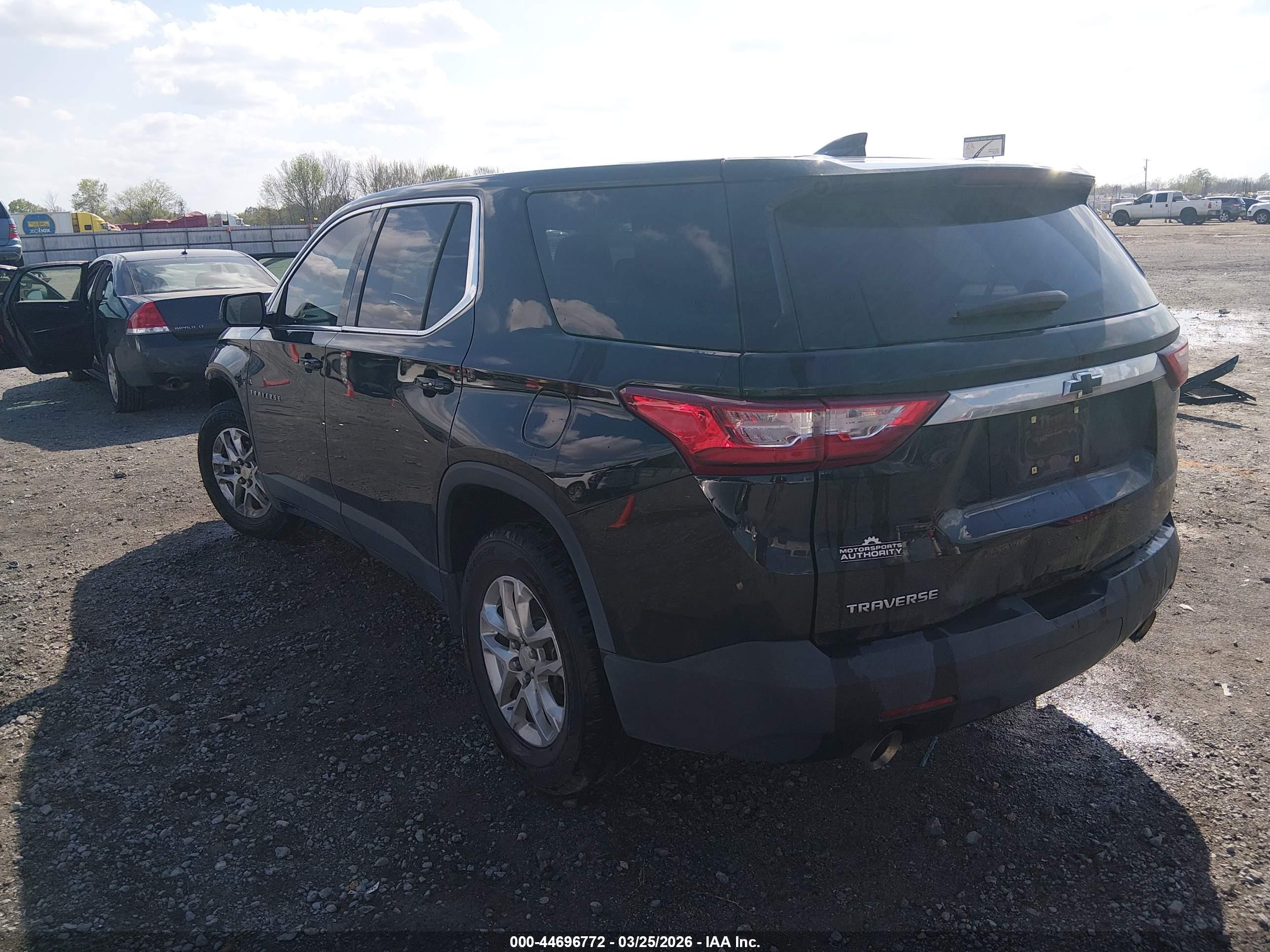 CHEVROLET TRAVERSE image 3