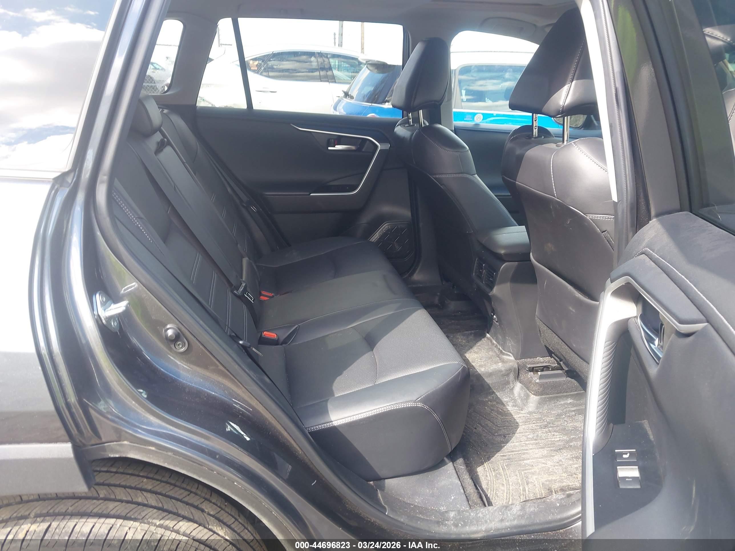 TOYOTA RAV4 image 8