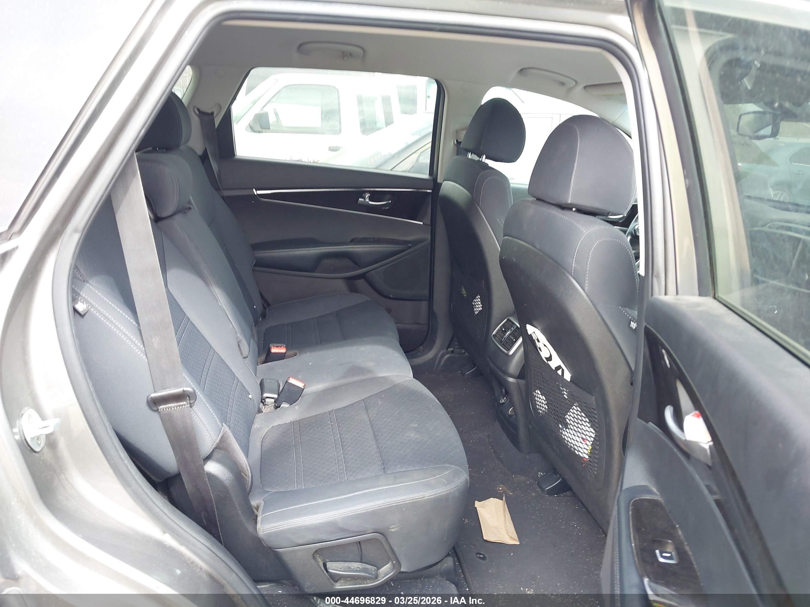 KIA SORENTO image 8