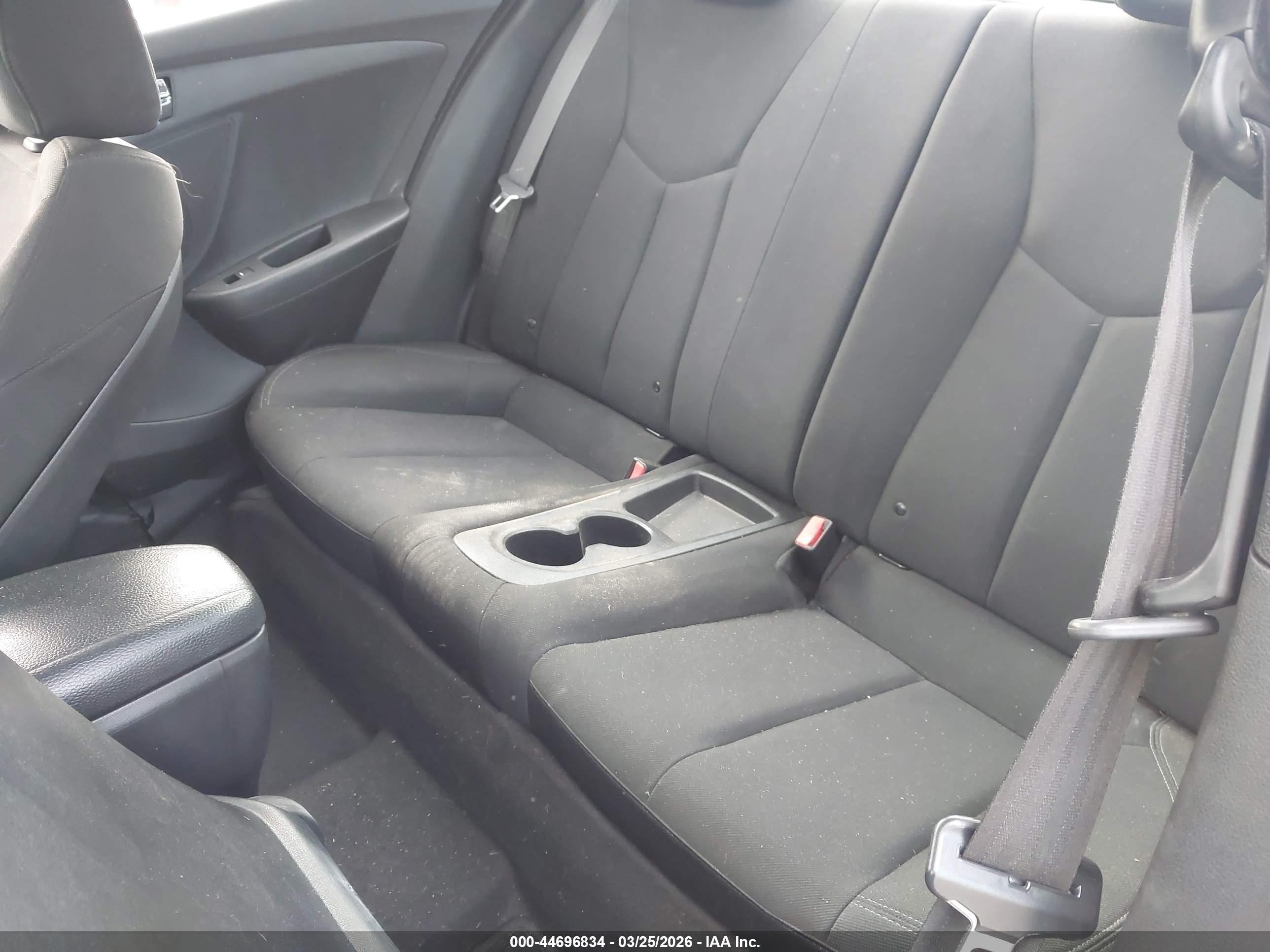 HYUNDAI VELOSTER image 8
