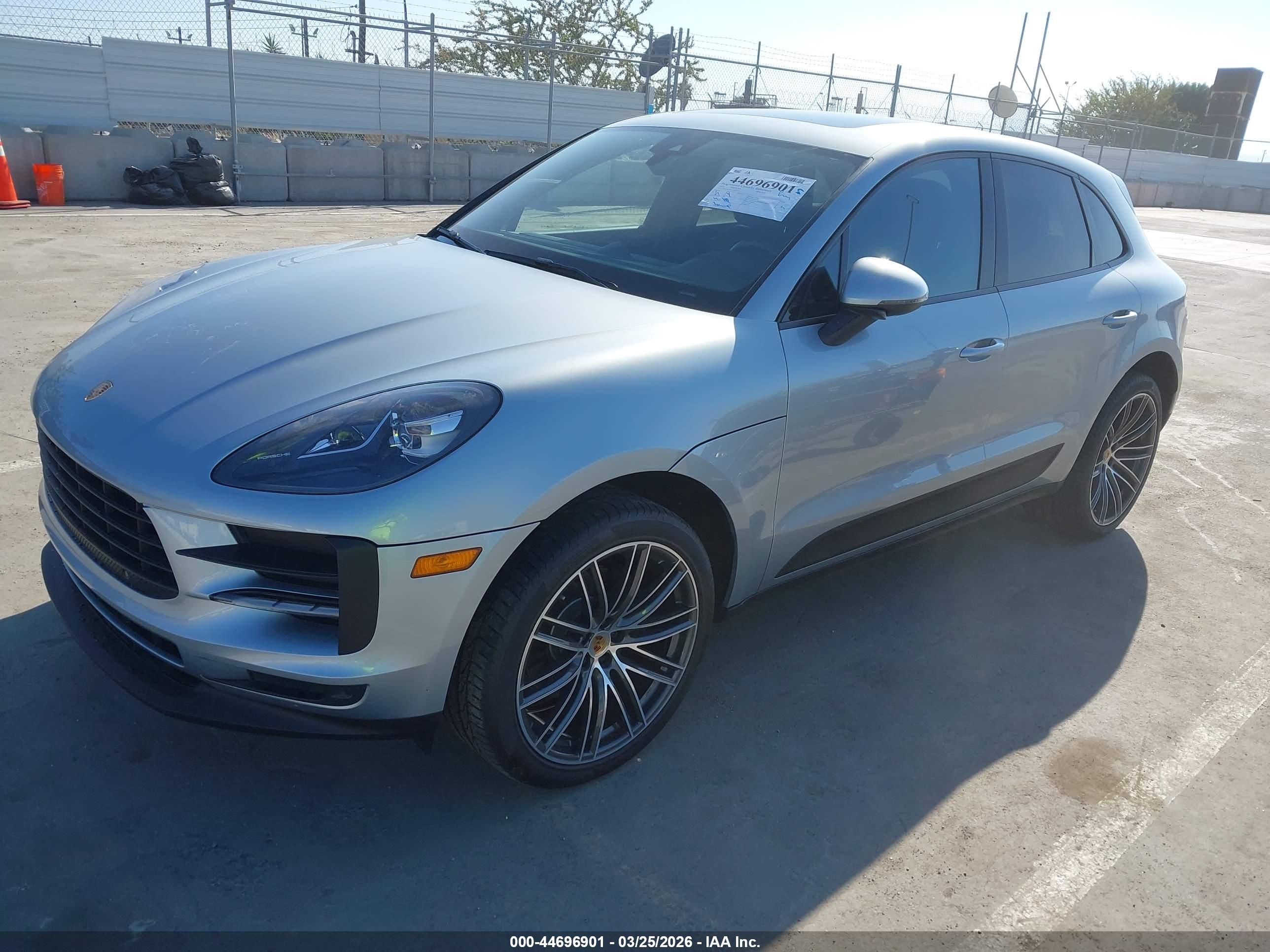 PORSCHE MACAN image 2