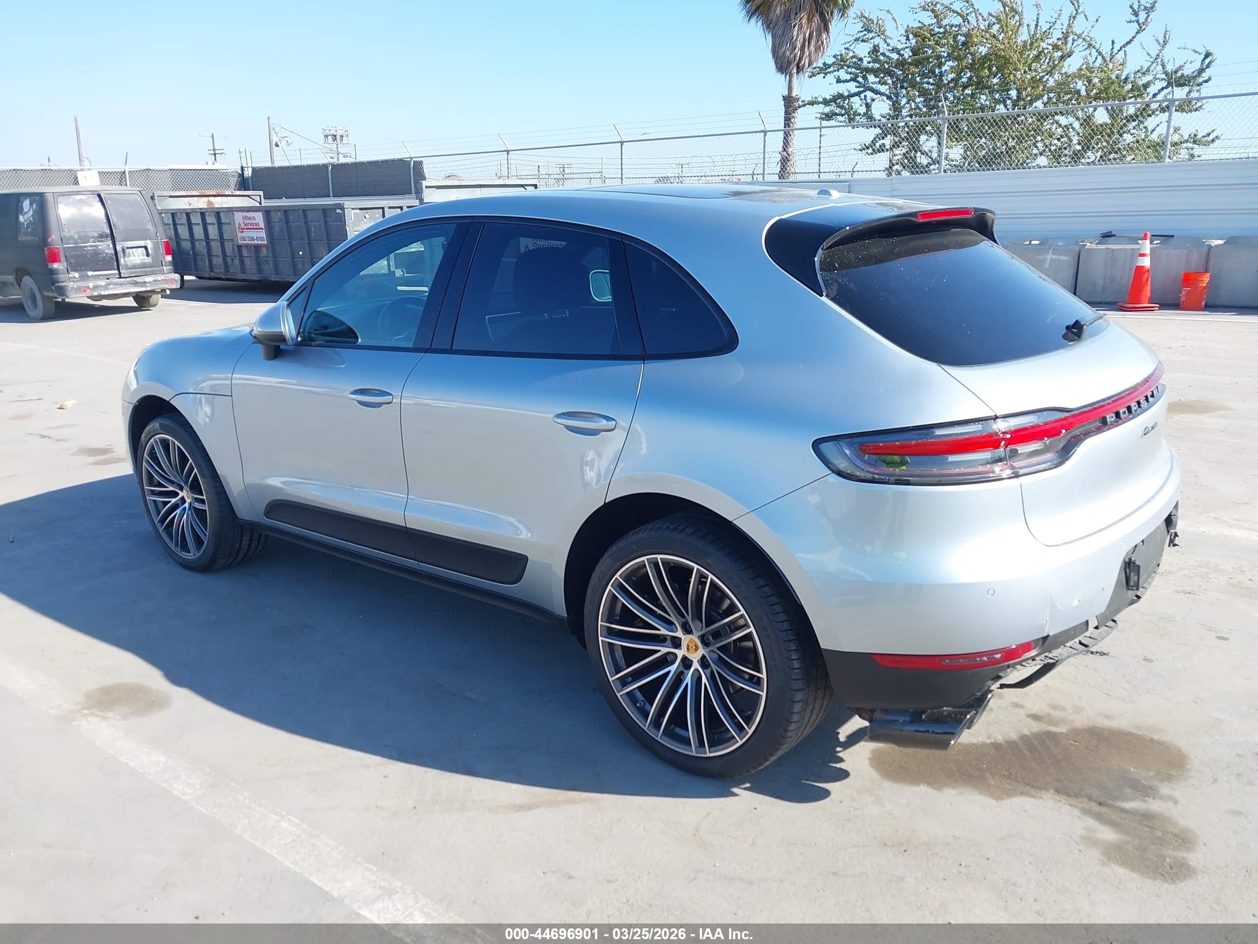 PORSCHE MACAN image 3