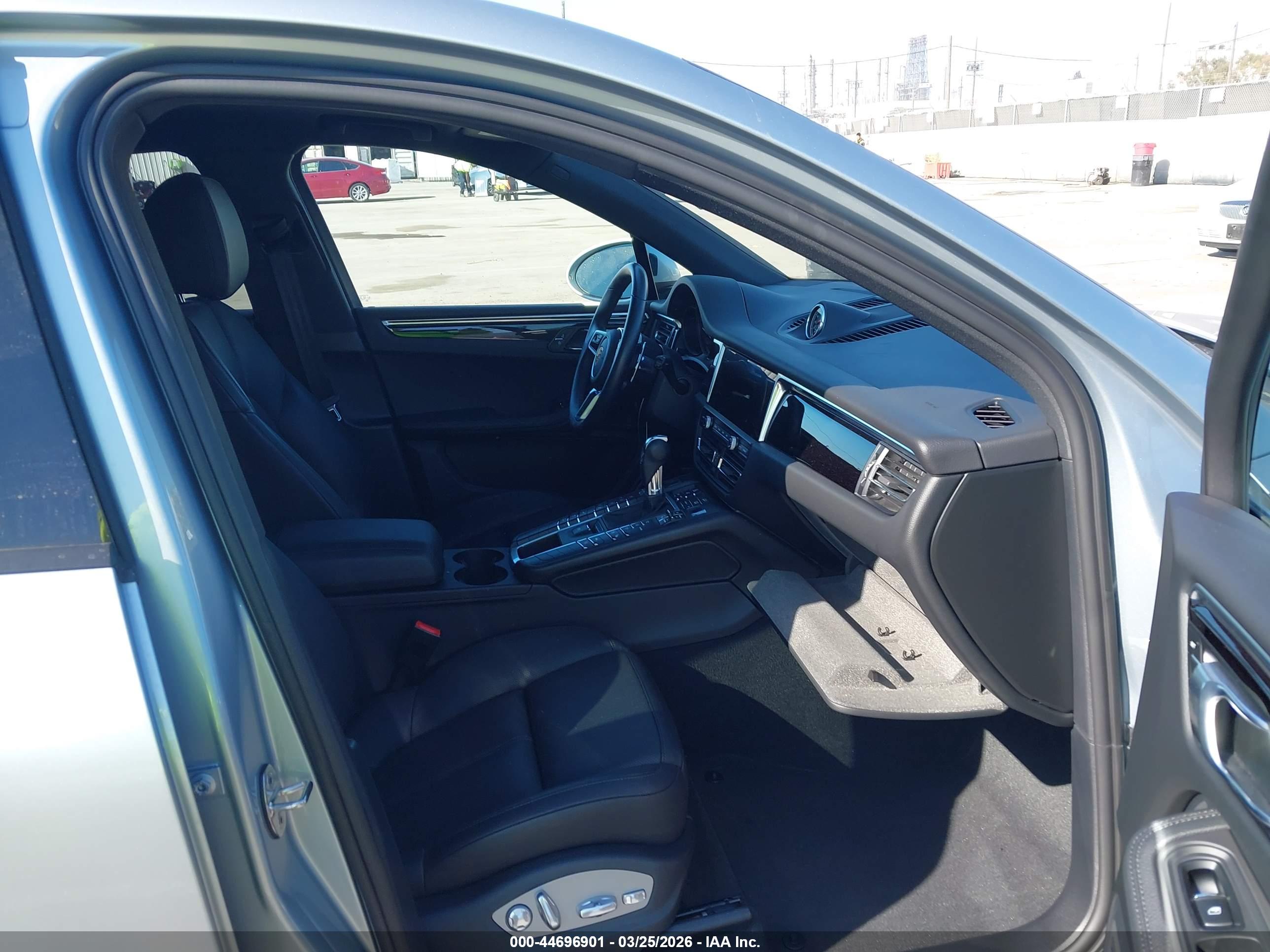 PORSCHE MACAN image 5