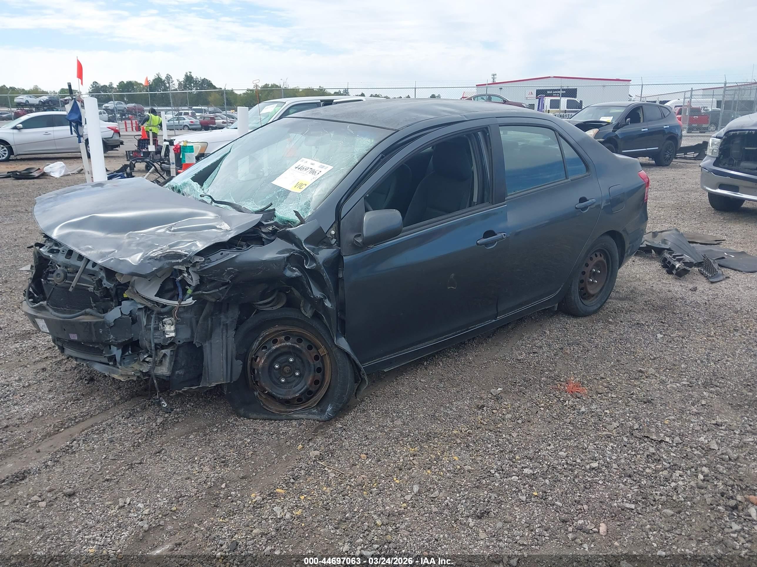 TOYOTA YARIS image 2