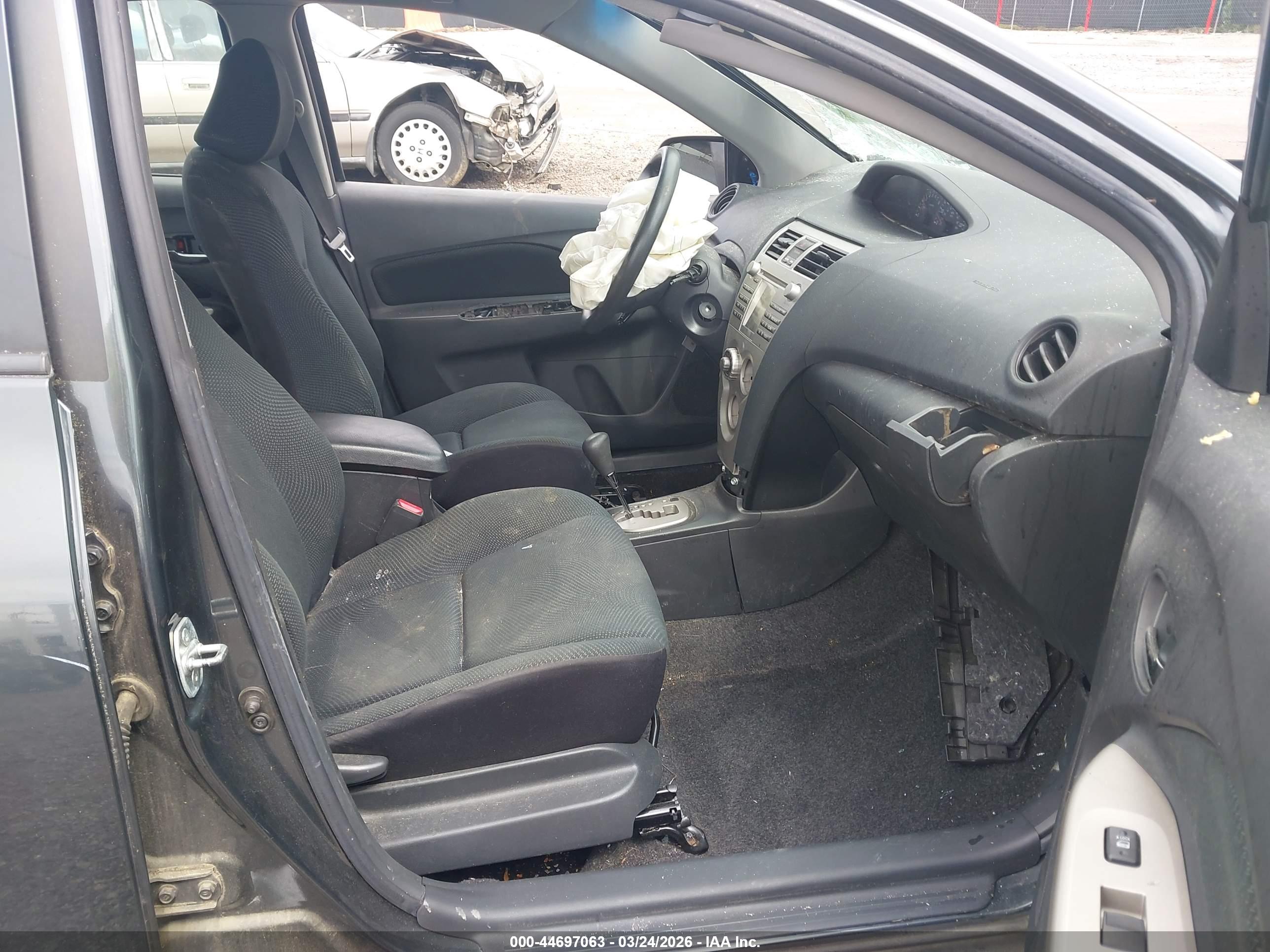 TOYOTA YARIS image 5