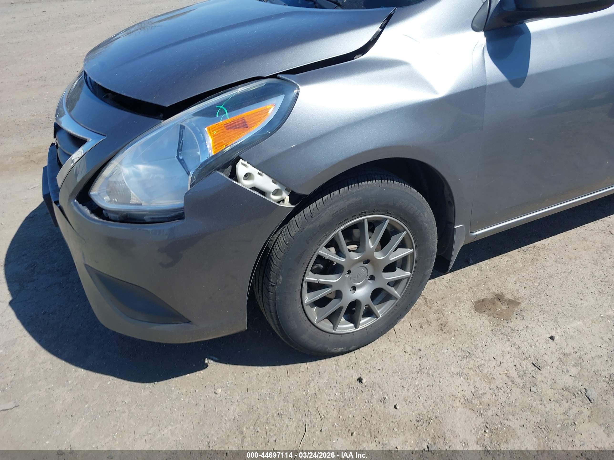 NISSAN VERSA image 6