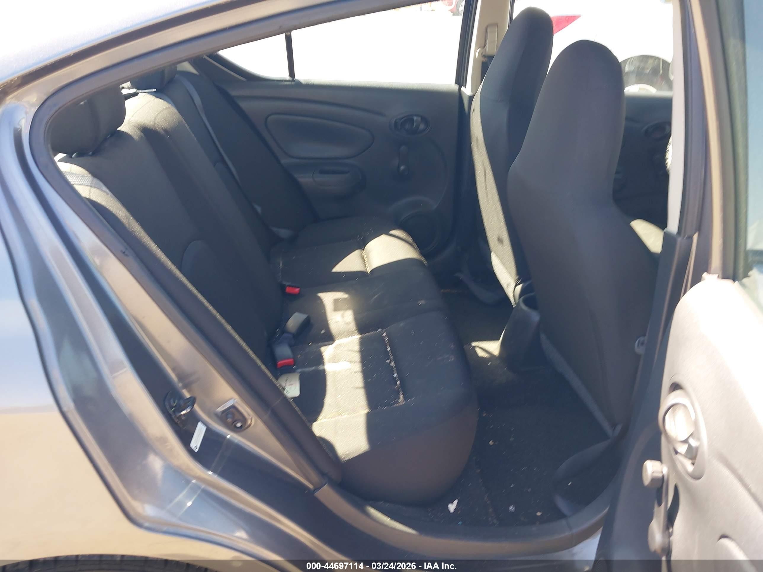 NISSAN VERSA image 8