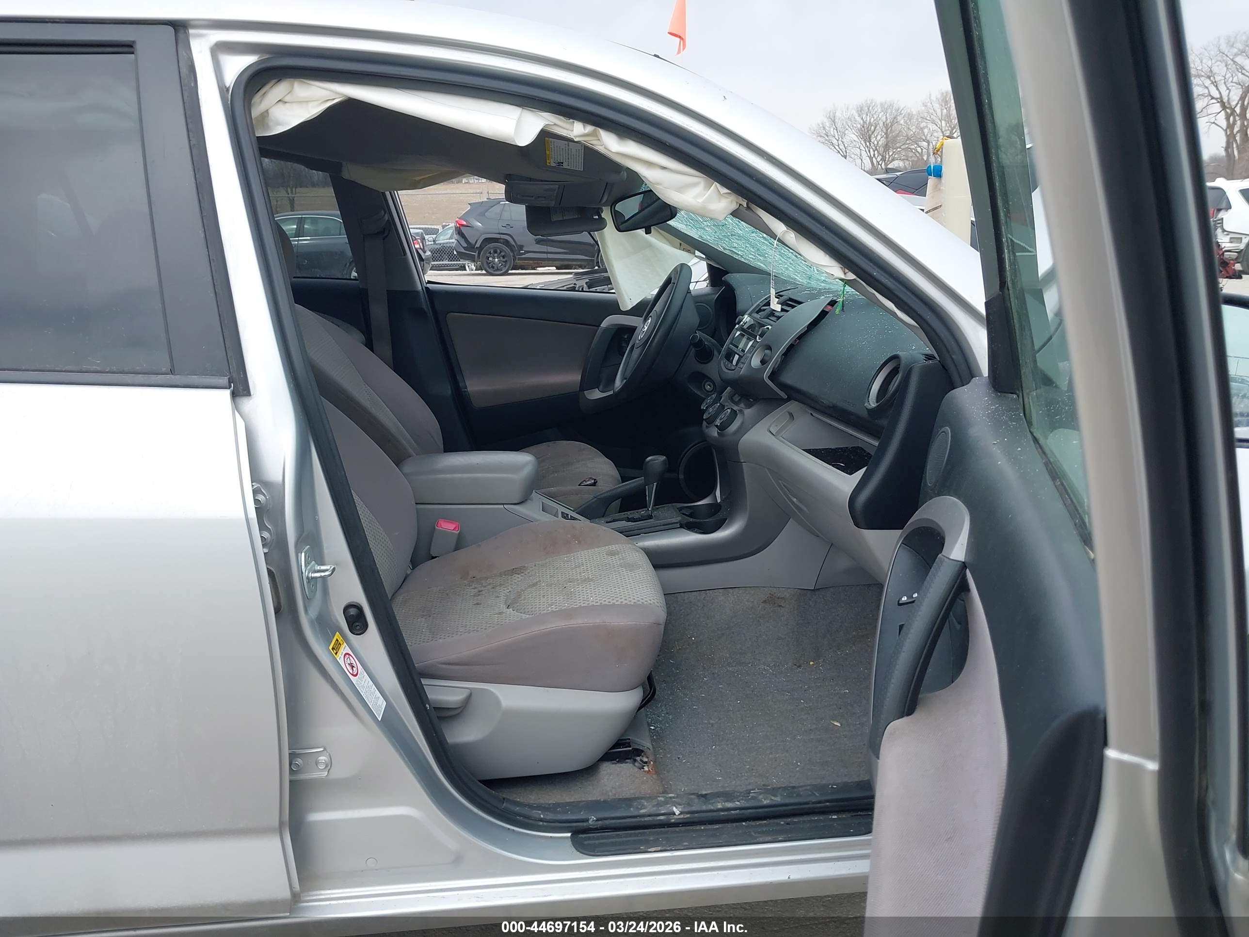 TOYOTA RAV4 image 5