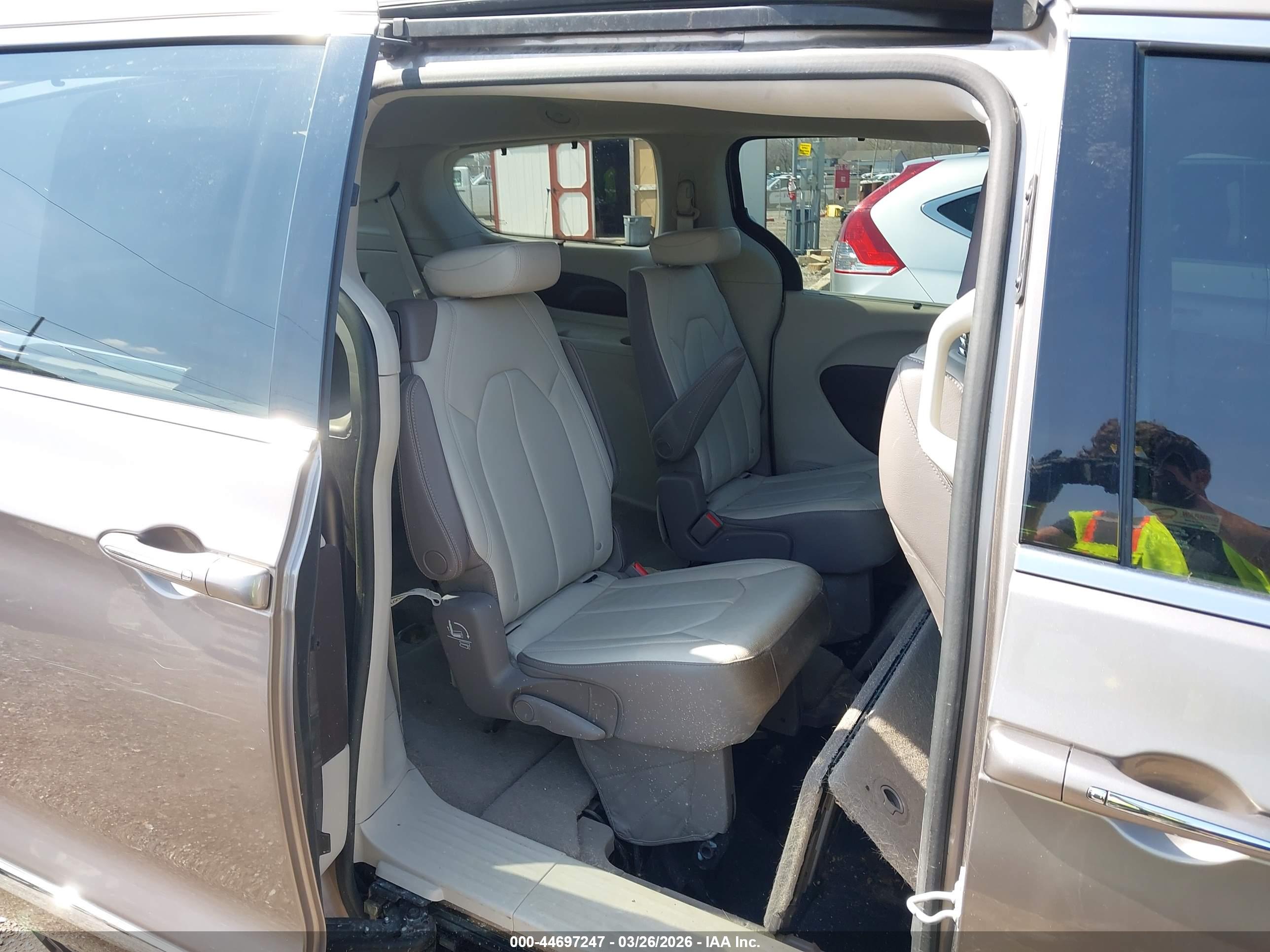 CHRYSLER PACIFICA image 8