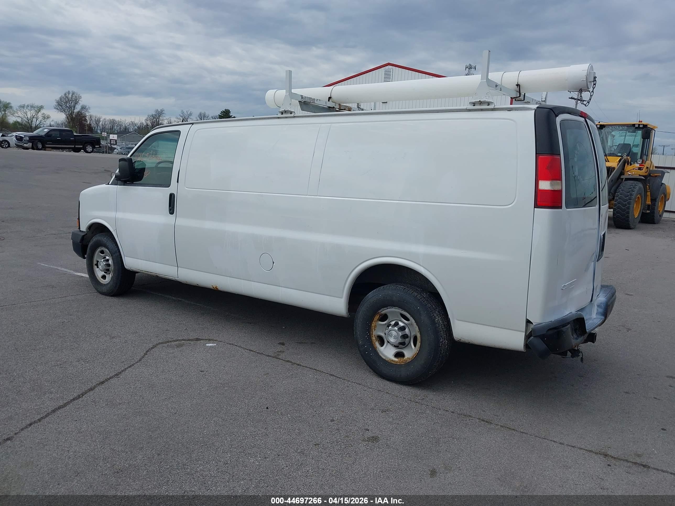 CHEVROLET EXPRESS image 3