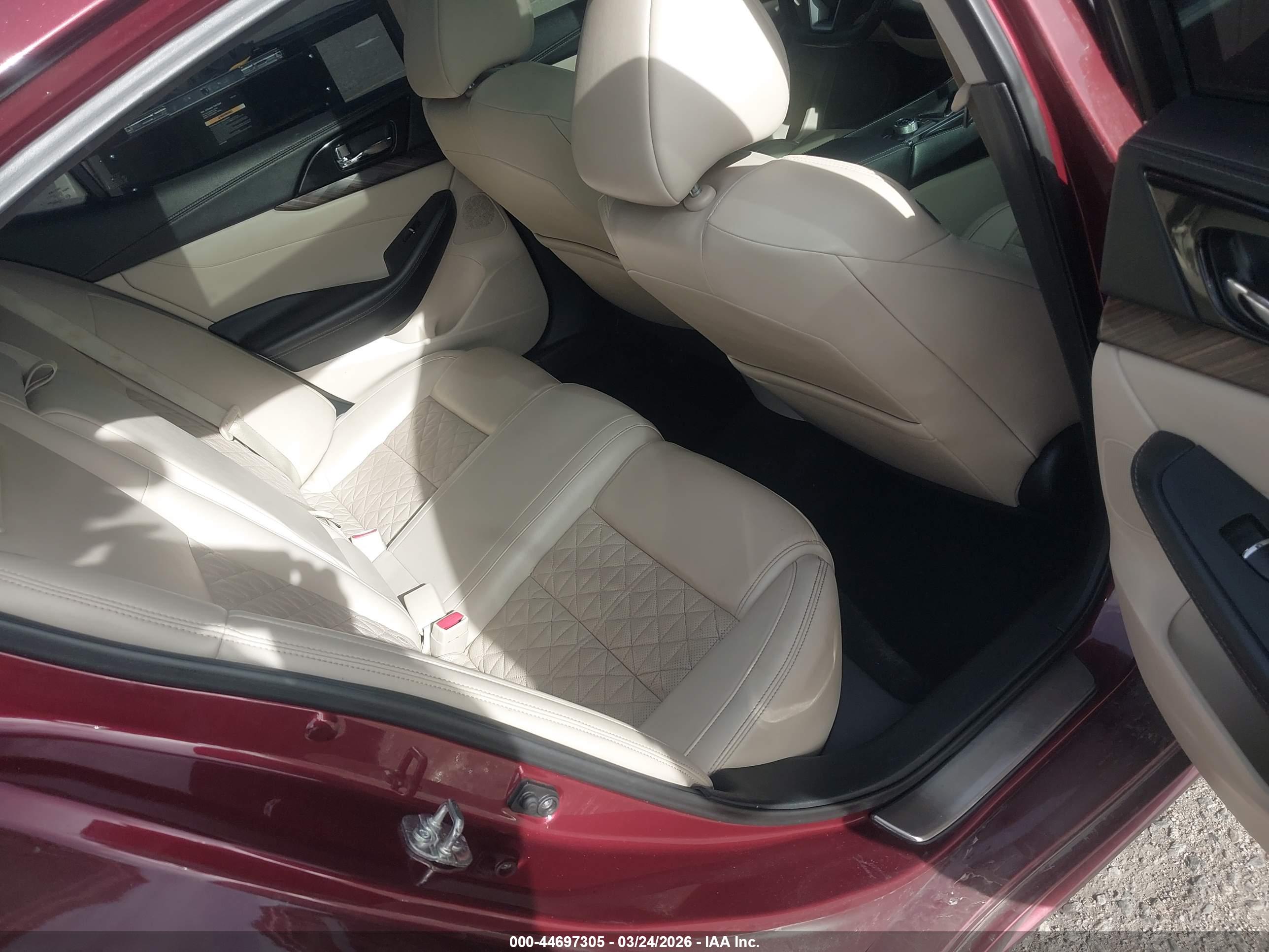 NISSAN MAXIMA image 8
