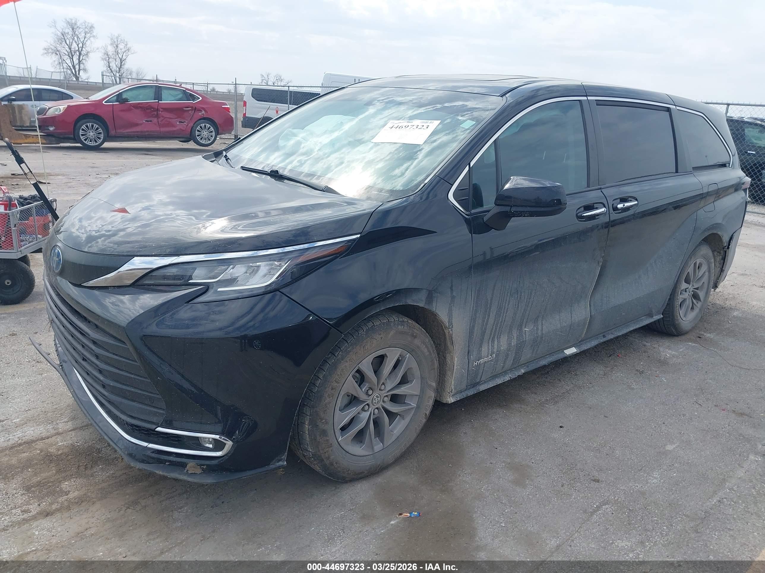 TOYOTA SIENNA image 2
