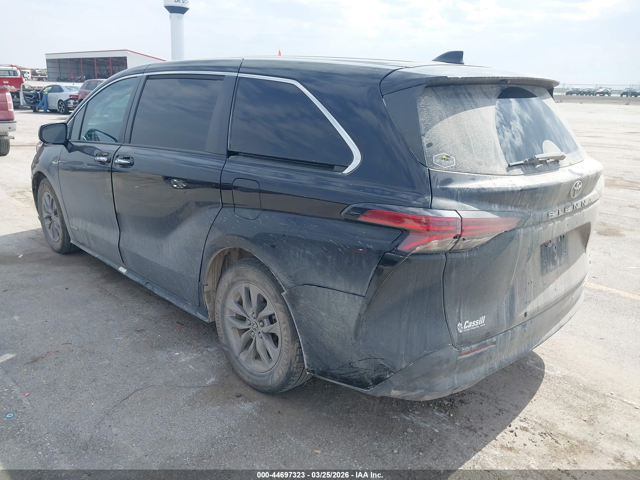 TOYOTA SIENNA image 3