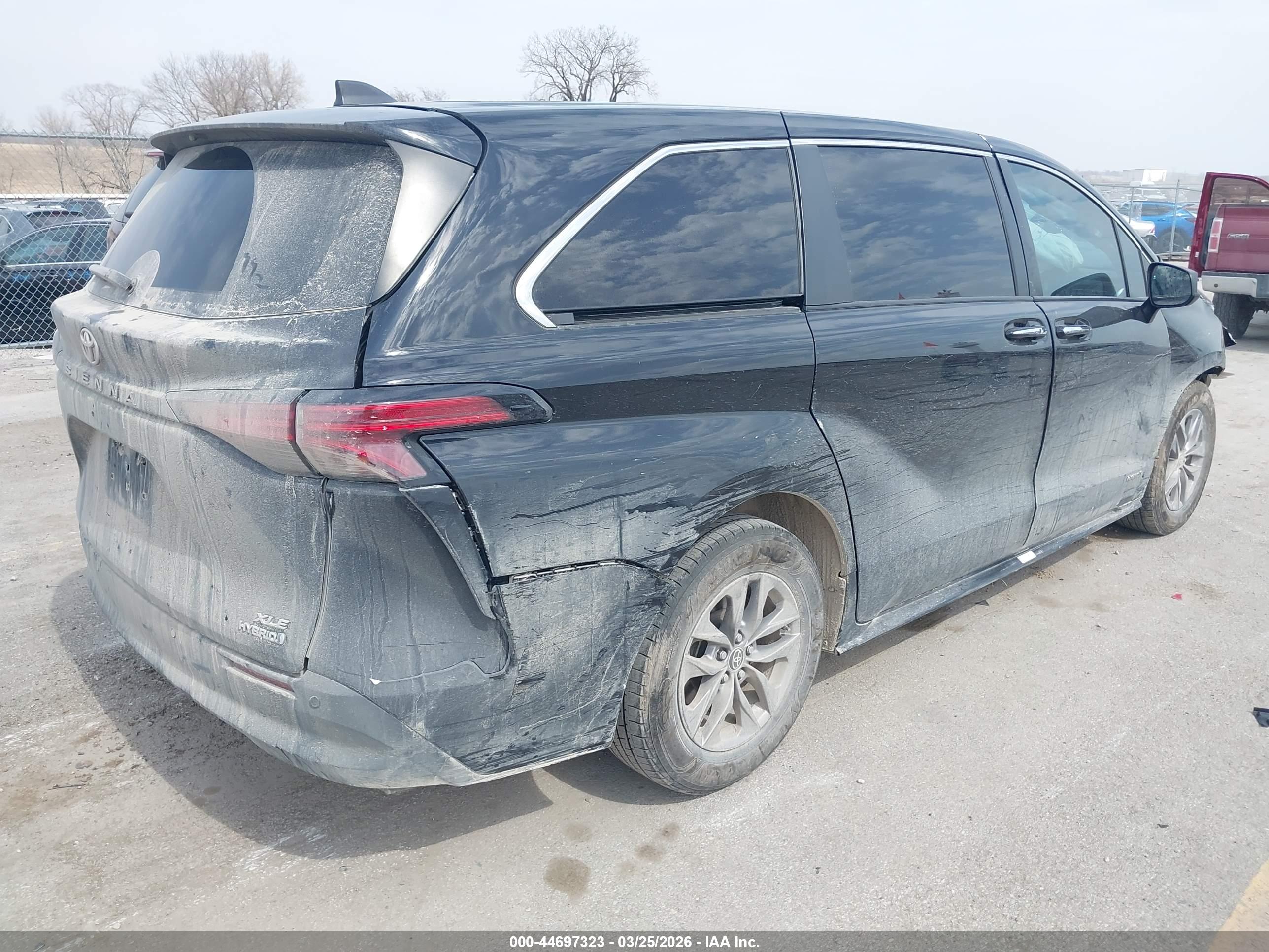 TOYOTA SIENNA image 4